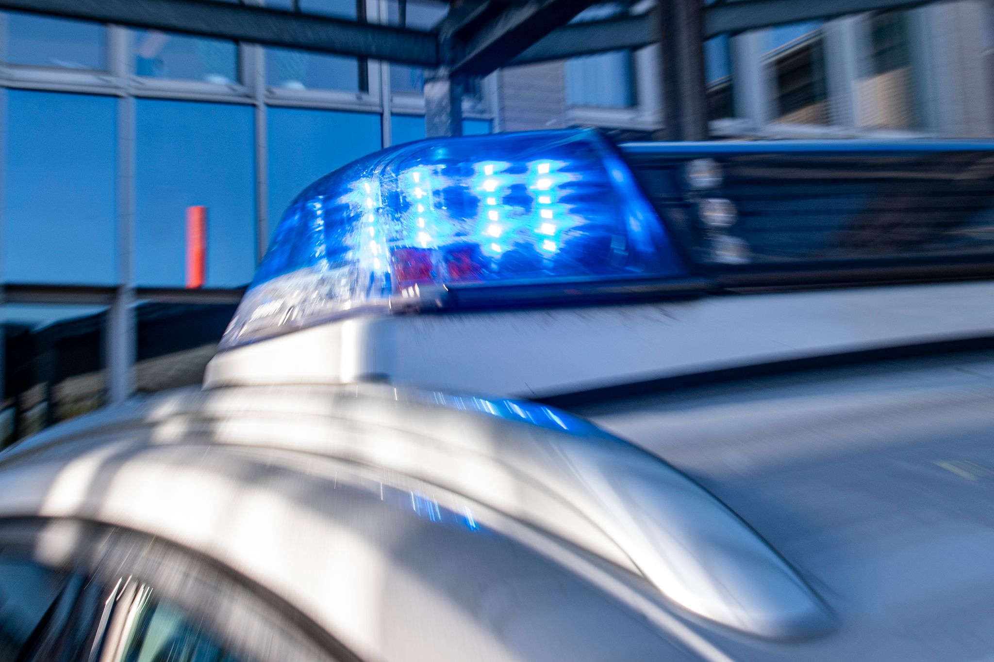 Unfallfahrer flüchtet mit Auto von Ersthelfer