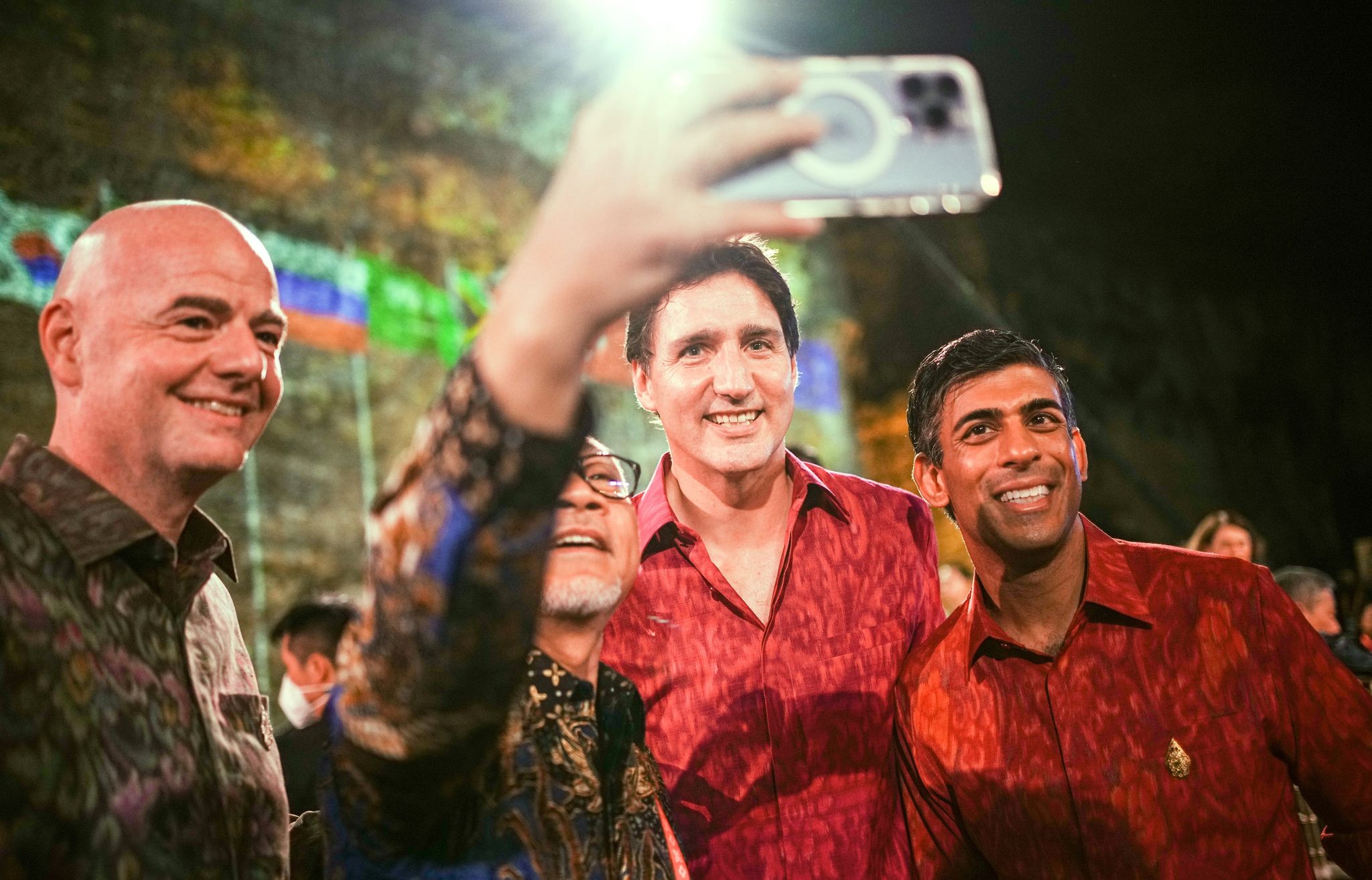 Trudeau und Sunak entzücken Journalisten mit Bali-Batik