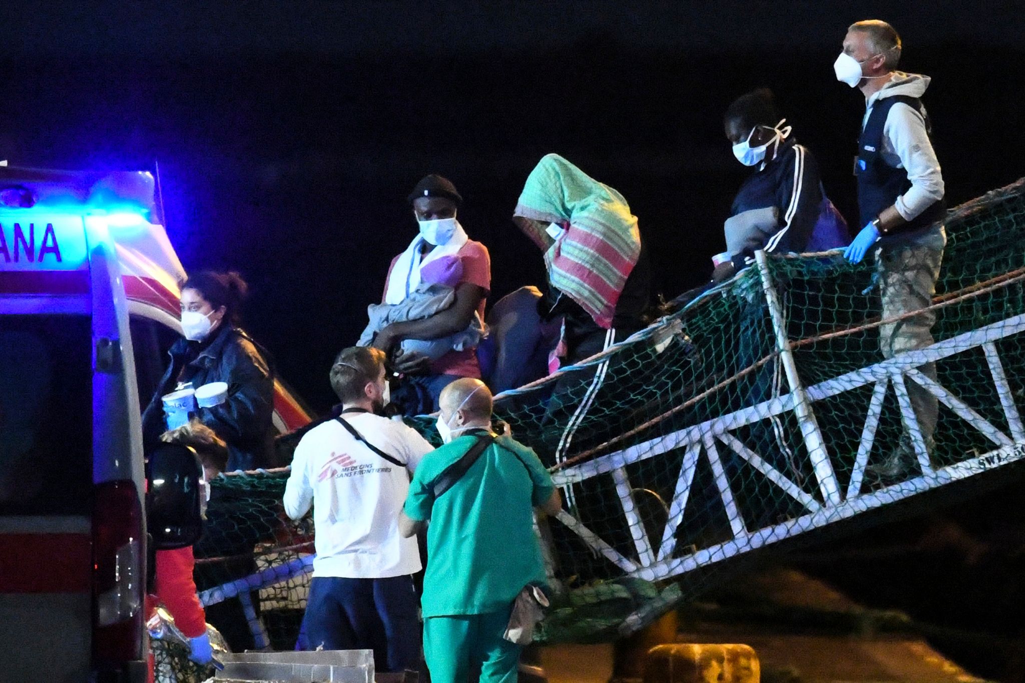 Lage auf Rettungsschiffen: Menschen springen ins Wasser