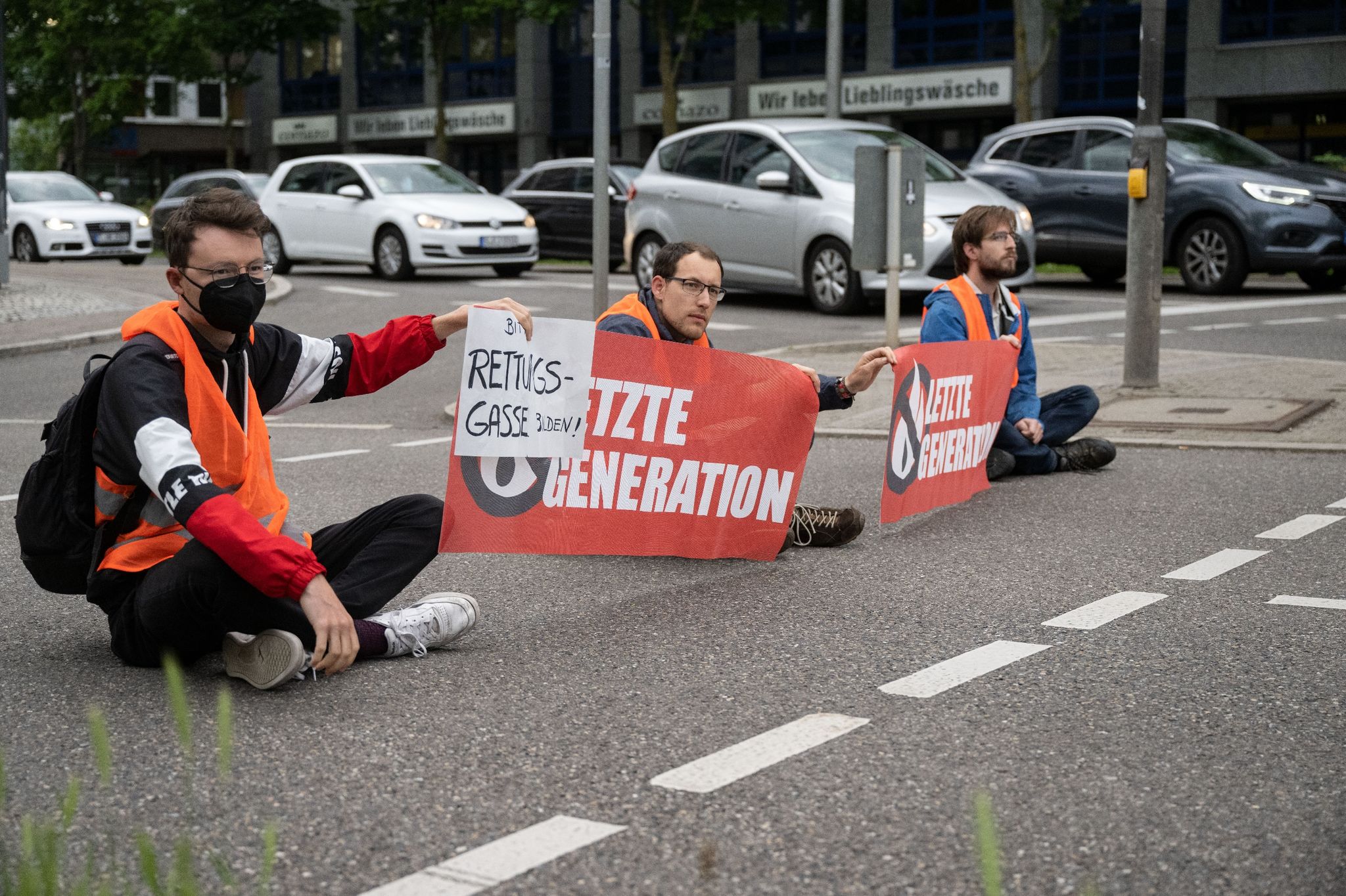 Klimaschutzaktivisten blockieren wieder Straßen in Berlin