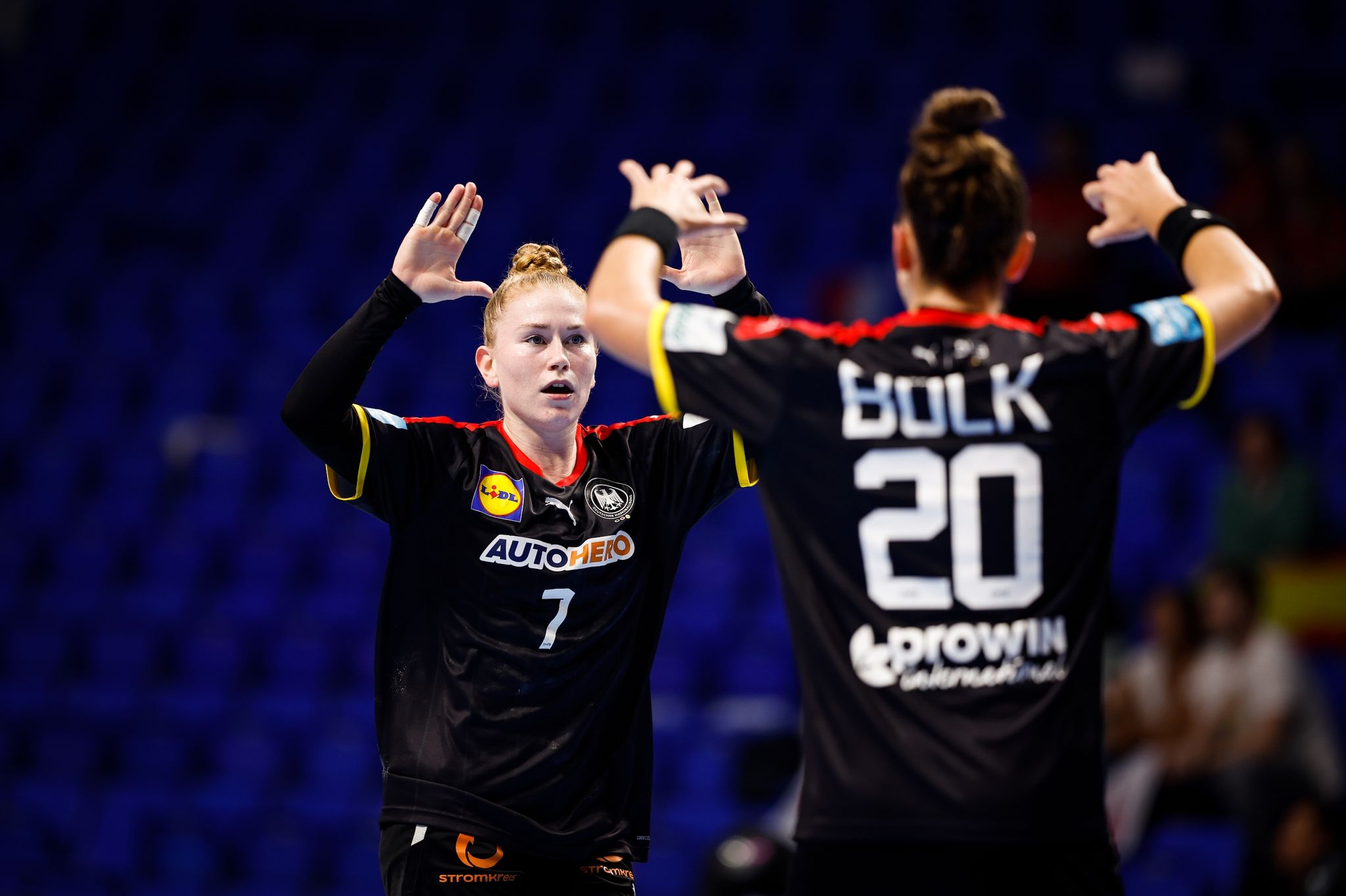 Handball-Frauen bei EM mit Glück weiter