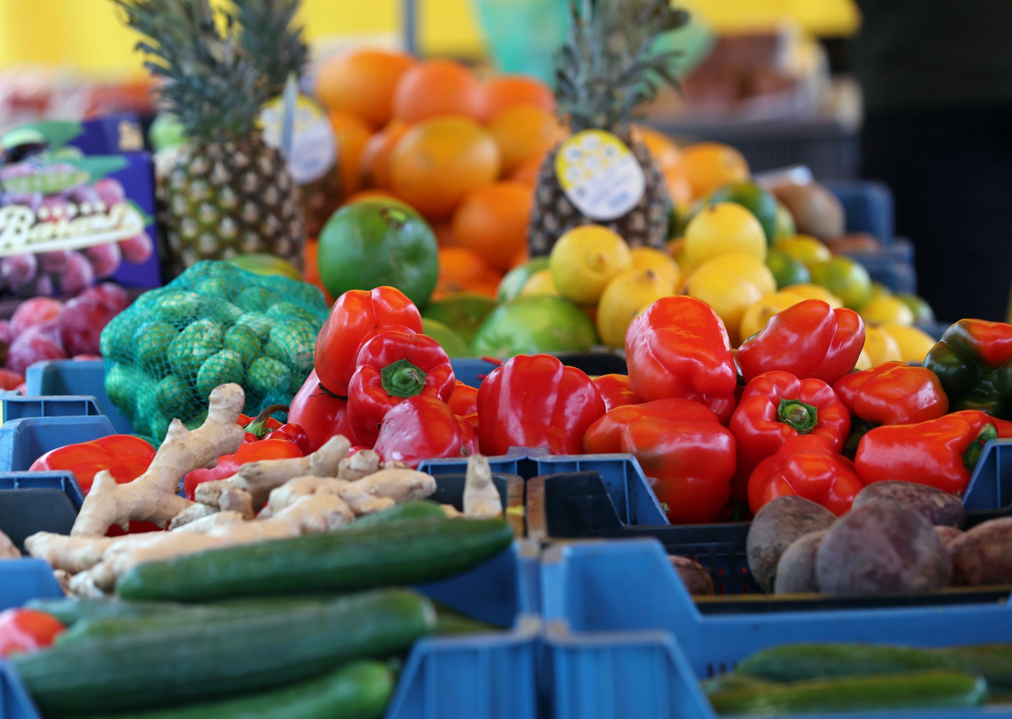Verbraucher schnallen wegen Inflation den Gürtel enger