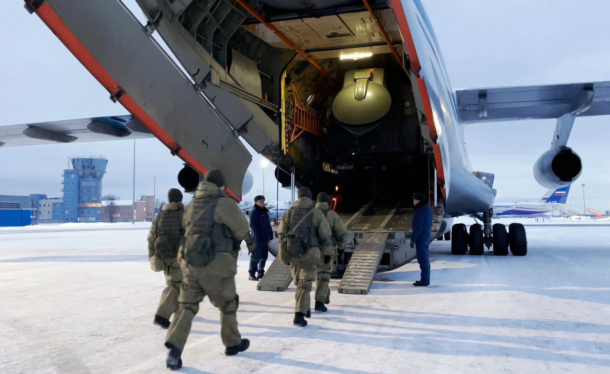London: Russland verlegt Luftlandetruppen in den Donbass