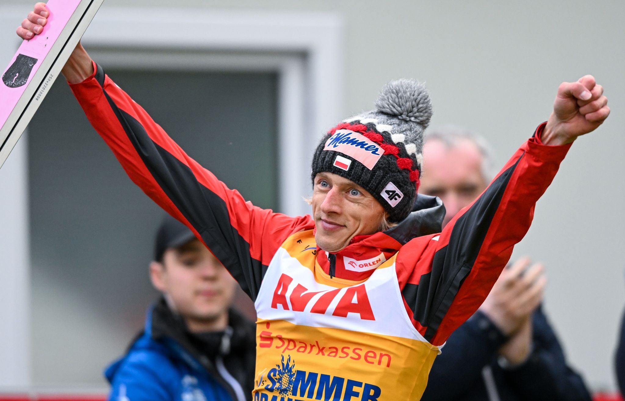 Schlappe im Regen: Skispringer auf Matten hinterher