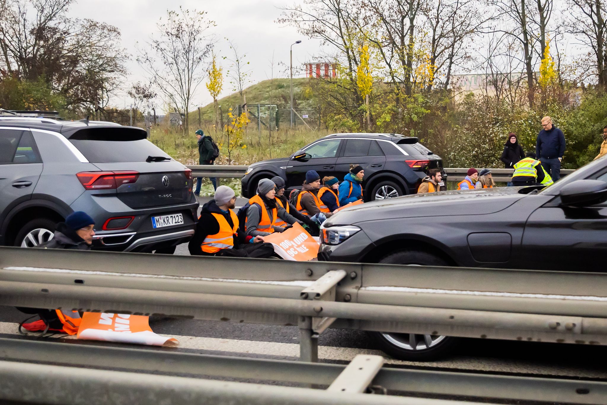 Autobahn-Blockade: Klimaschützer legen Verkehr lahm