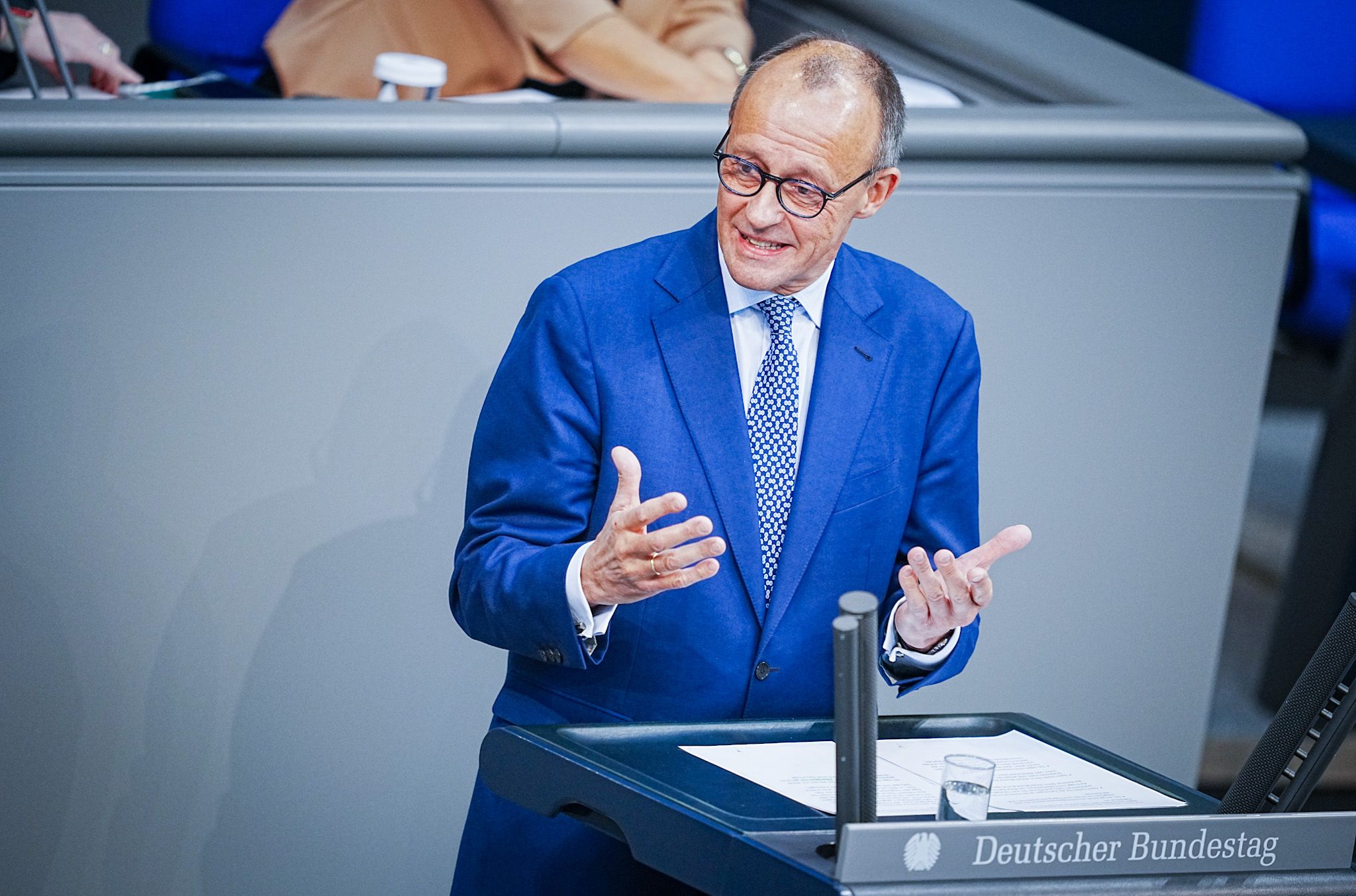Scholz und Merz im Wunderland