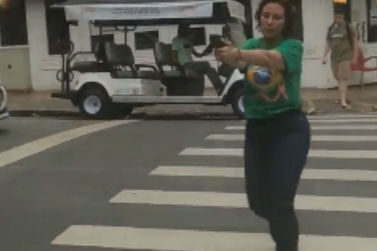 Video: Politikerin jagt Gegner mit Pistole