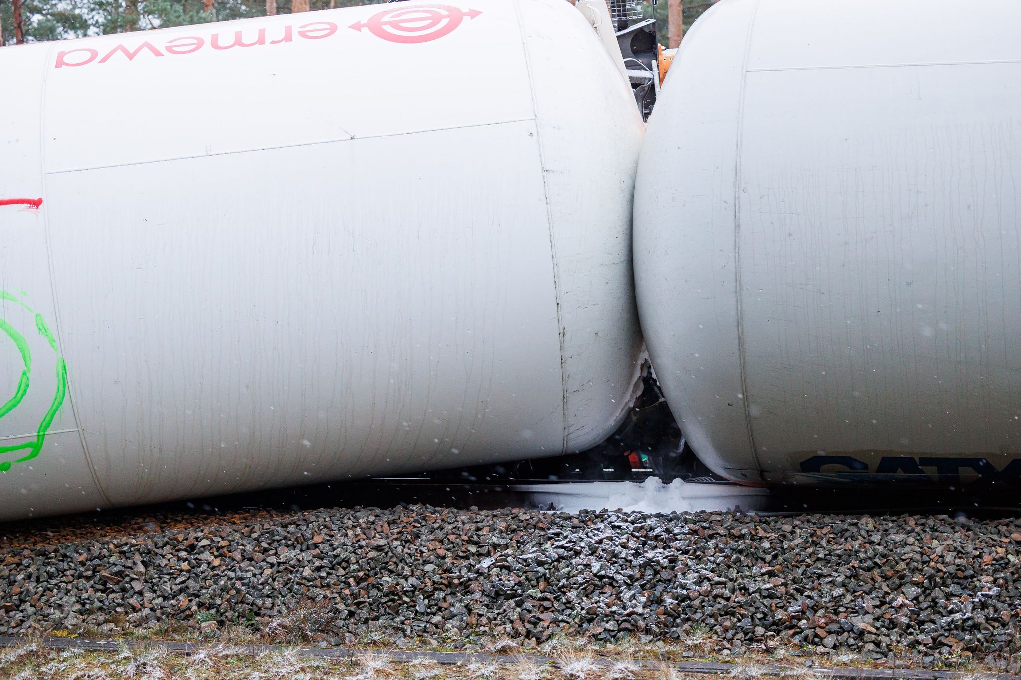 Nach Güterzugunfall: Gas wird aus Waggons abgepumpt