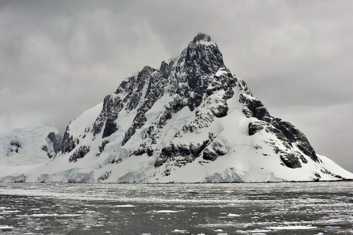 Kreuzfahrtschiff von Monsterwelle erfasst – Ein Toter und mehrere Verletzte