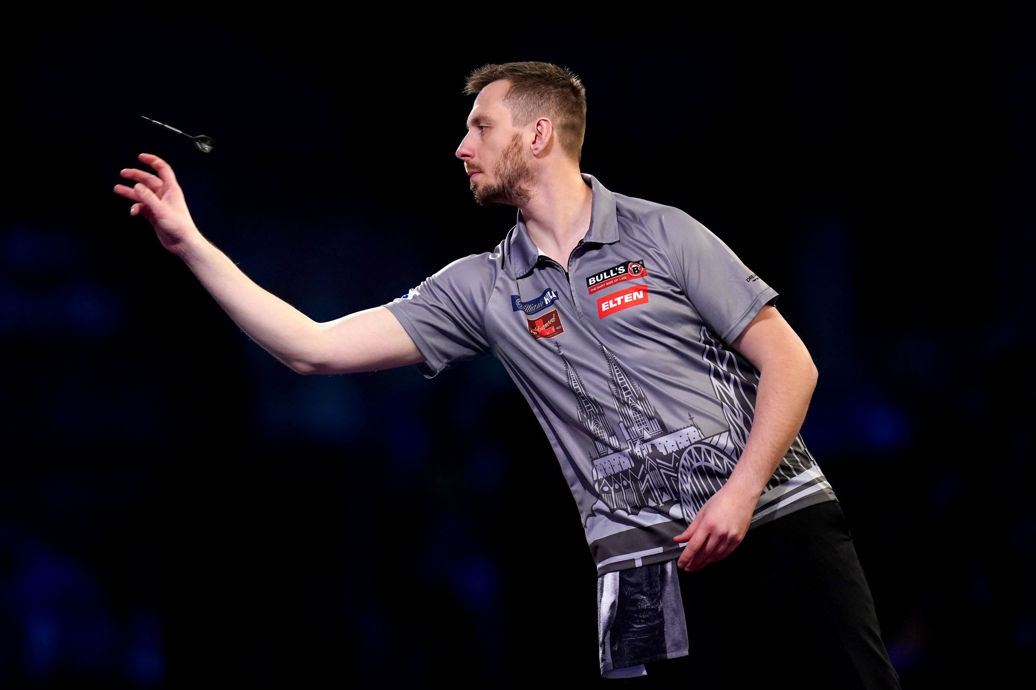 Erster Deutscher bei Darts-WM weiter: Hempel besiegt Brown