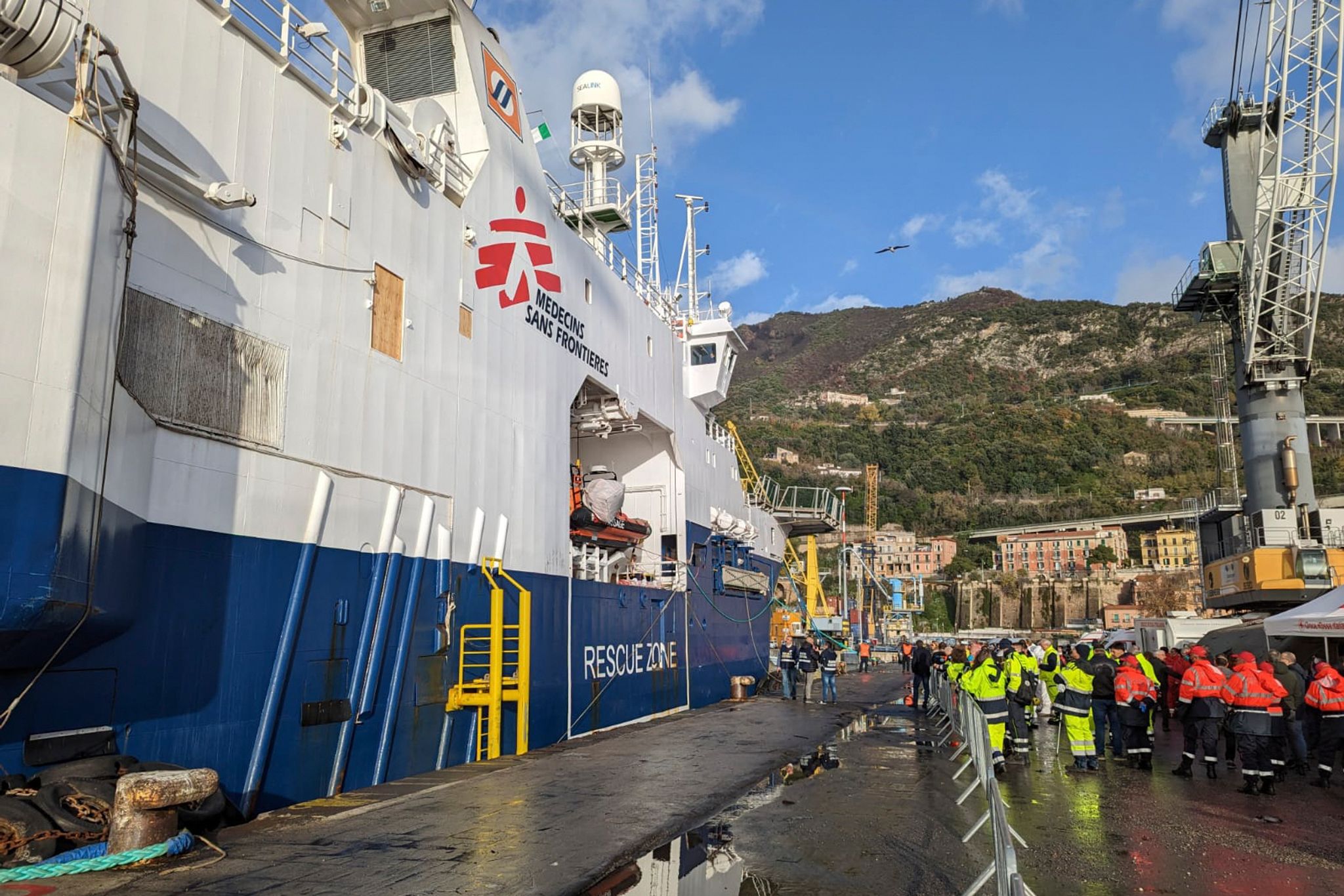 Rettungsschiffe bringen mehr als 500 Migranten an Land