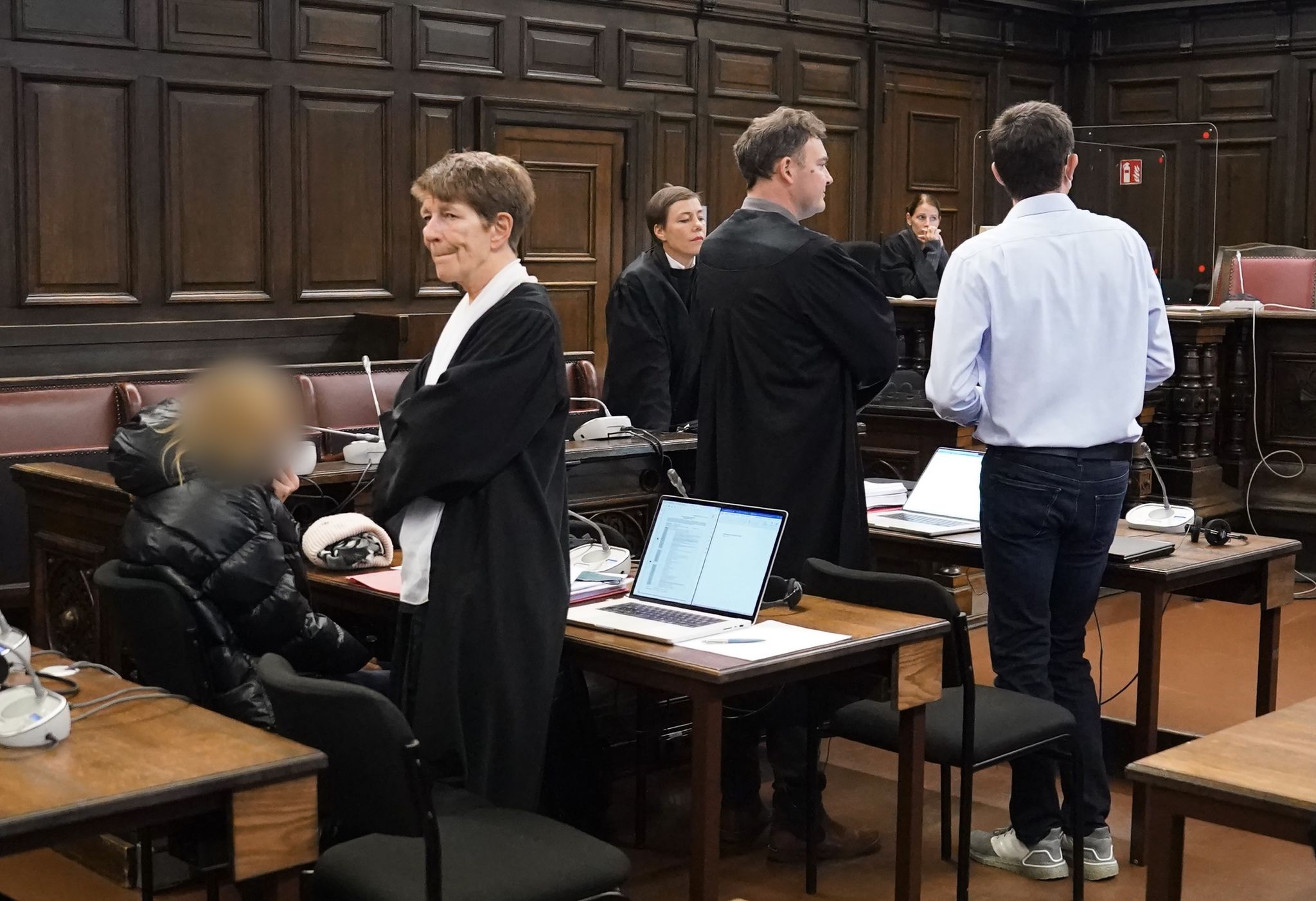 Versuchter Auftragsmord: Angeklagte hält sich die Ohren zu