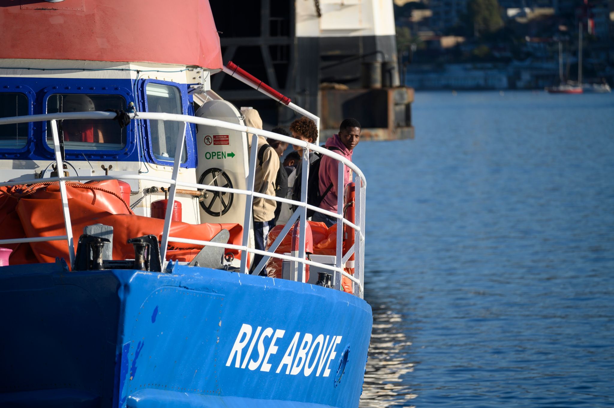 Deutsche Schiffe bringen Migranten nach Italien