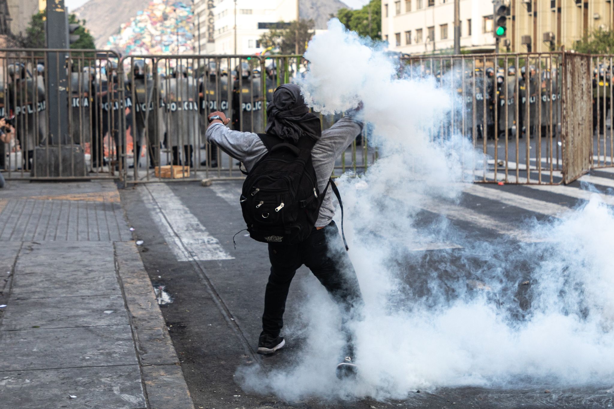 Demonstranten stürmen Flughafen in Peru – Lage eskaliert