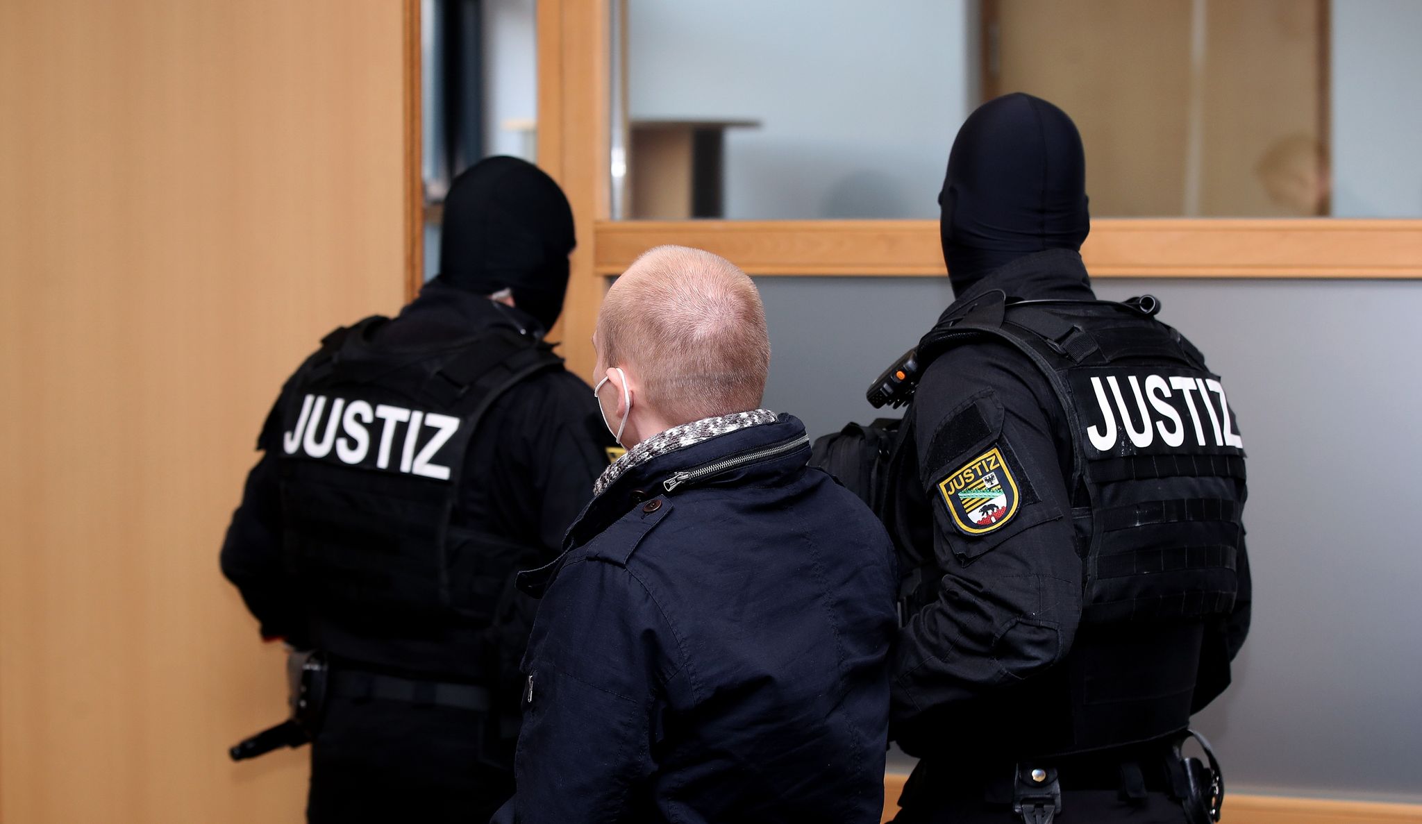 Halle-Attentäter hatte Gegenstand aus Papier und Metall