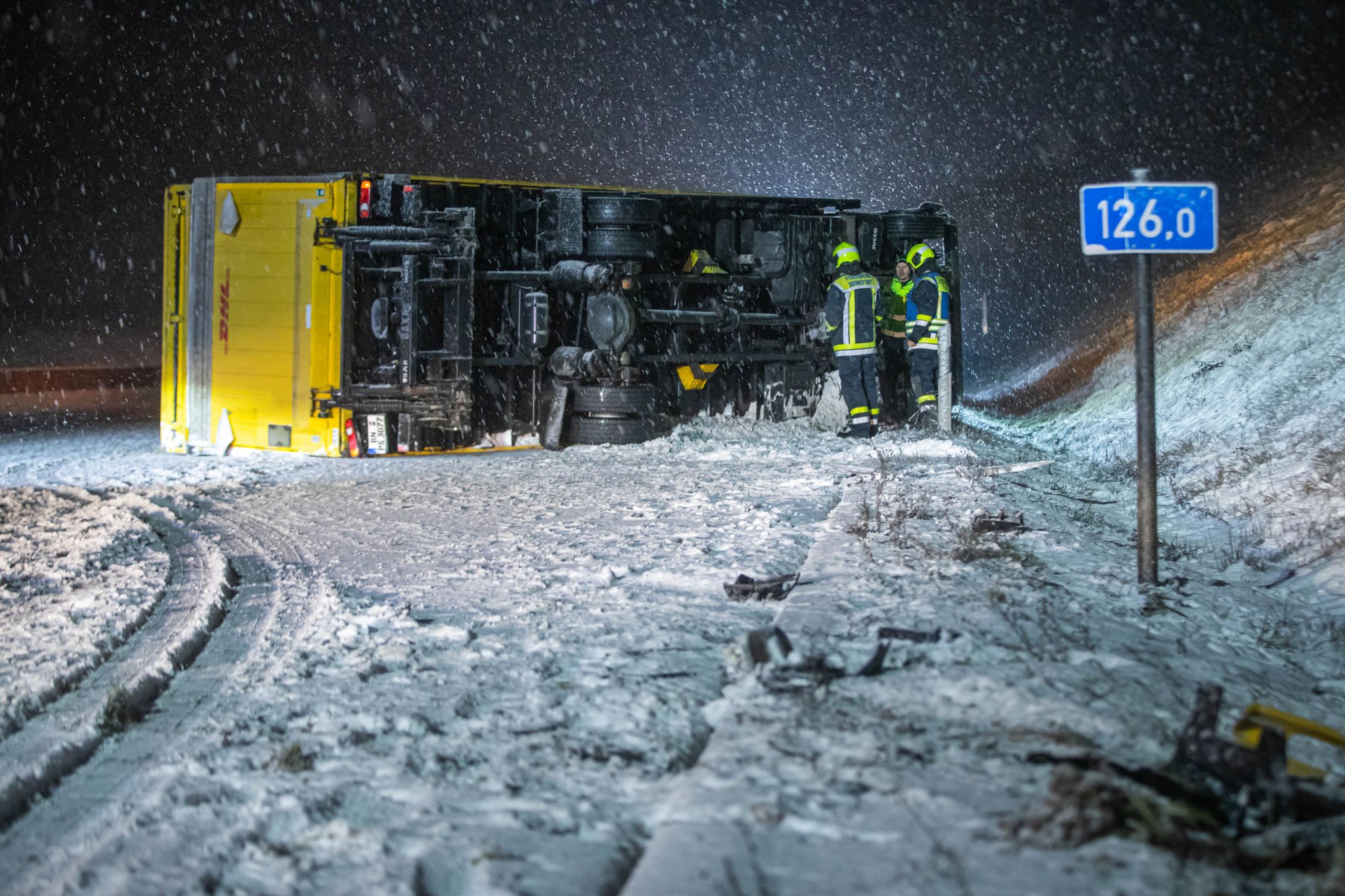 Lkw kippt um: A8 in Oberbayern komplett gesperrt