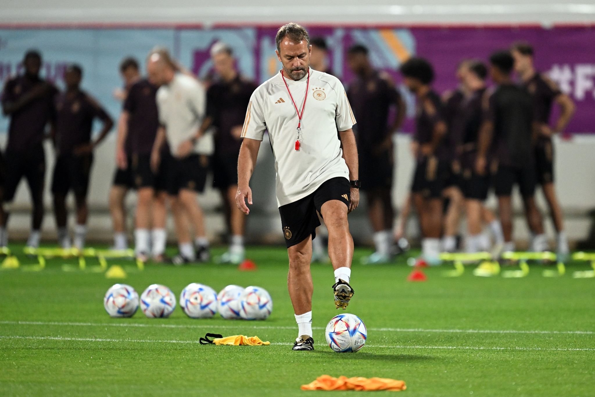 Flick und die rote Pfeife: Der Bundestrainer am Scheideweg