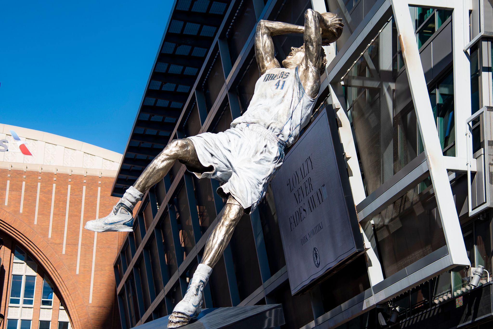 Basketball-Idol Dirk Nowitzki mit Statue in Dallas geehrt