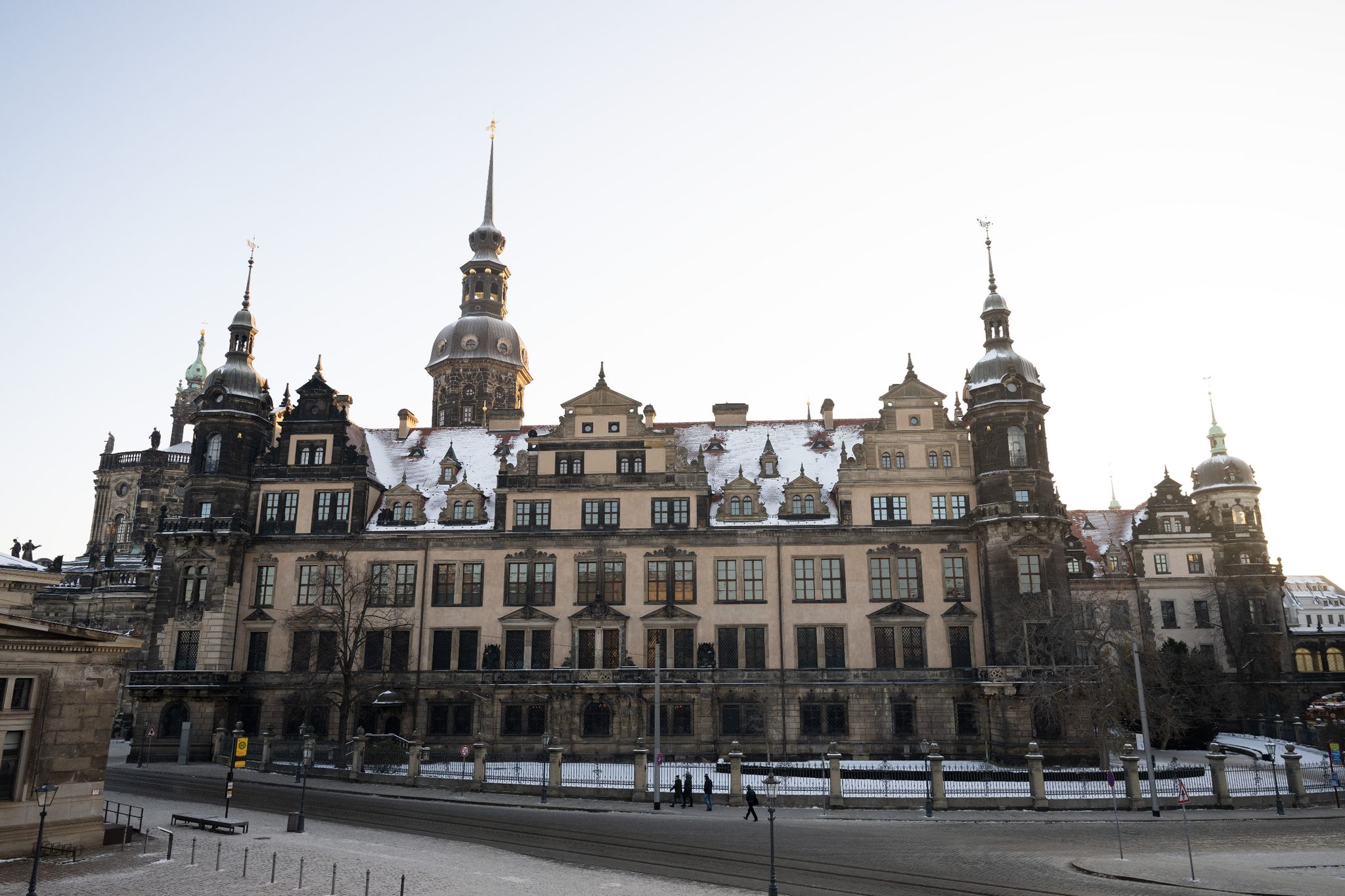 Freude über Rückkehr der Juwelen und einige Fragen