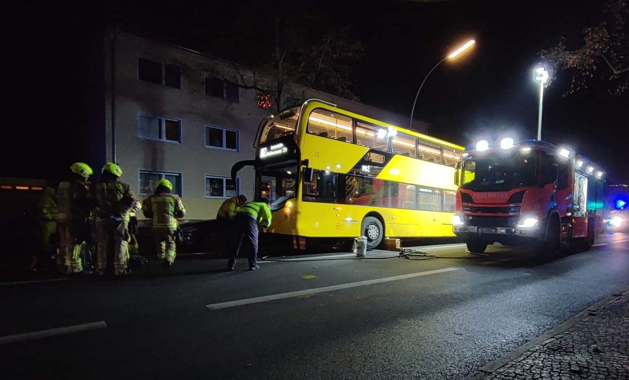 Jugendliche stirbt bei Unfall mit Doppeldecker-Bus