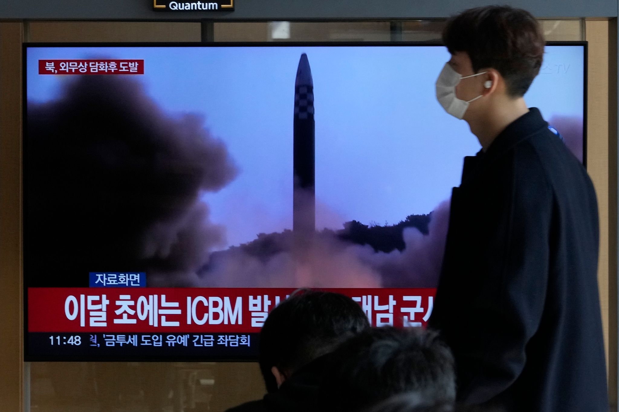 Nordkorea feuert zwei Mittelstreckenraketen ab