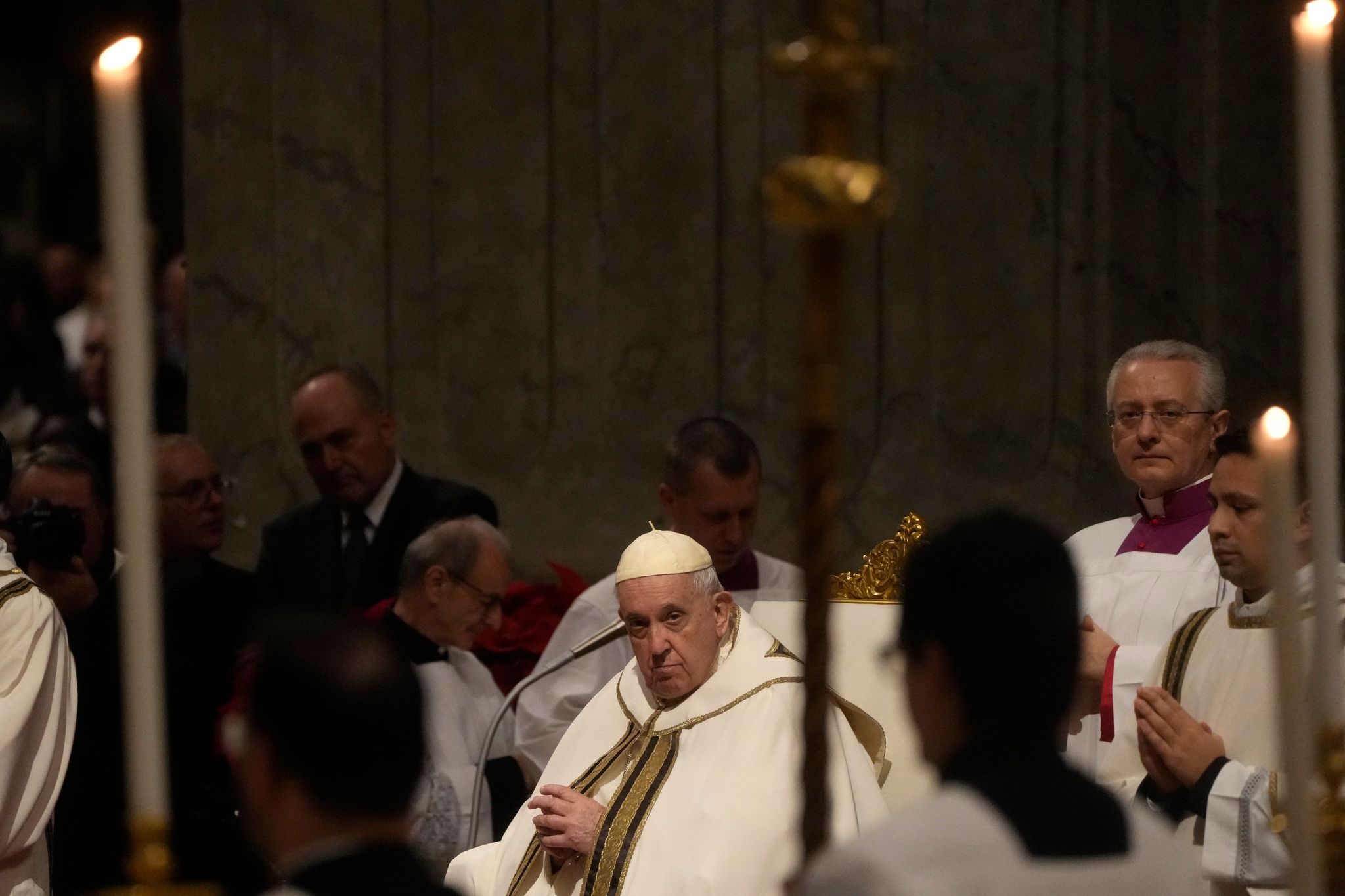Christmette: Papst prangert Kriege und Materialsmus an