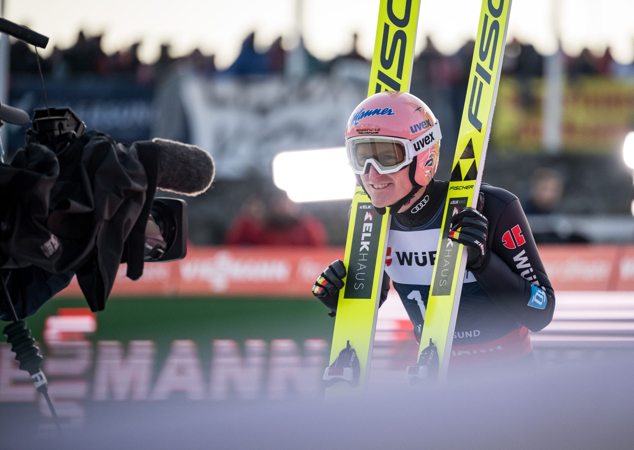 Mit Jeans und Tochter: Freunds Abschied vor Riesenkulisse