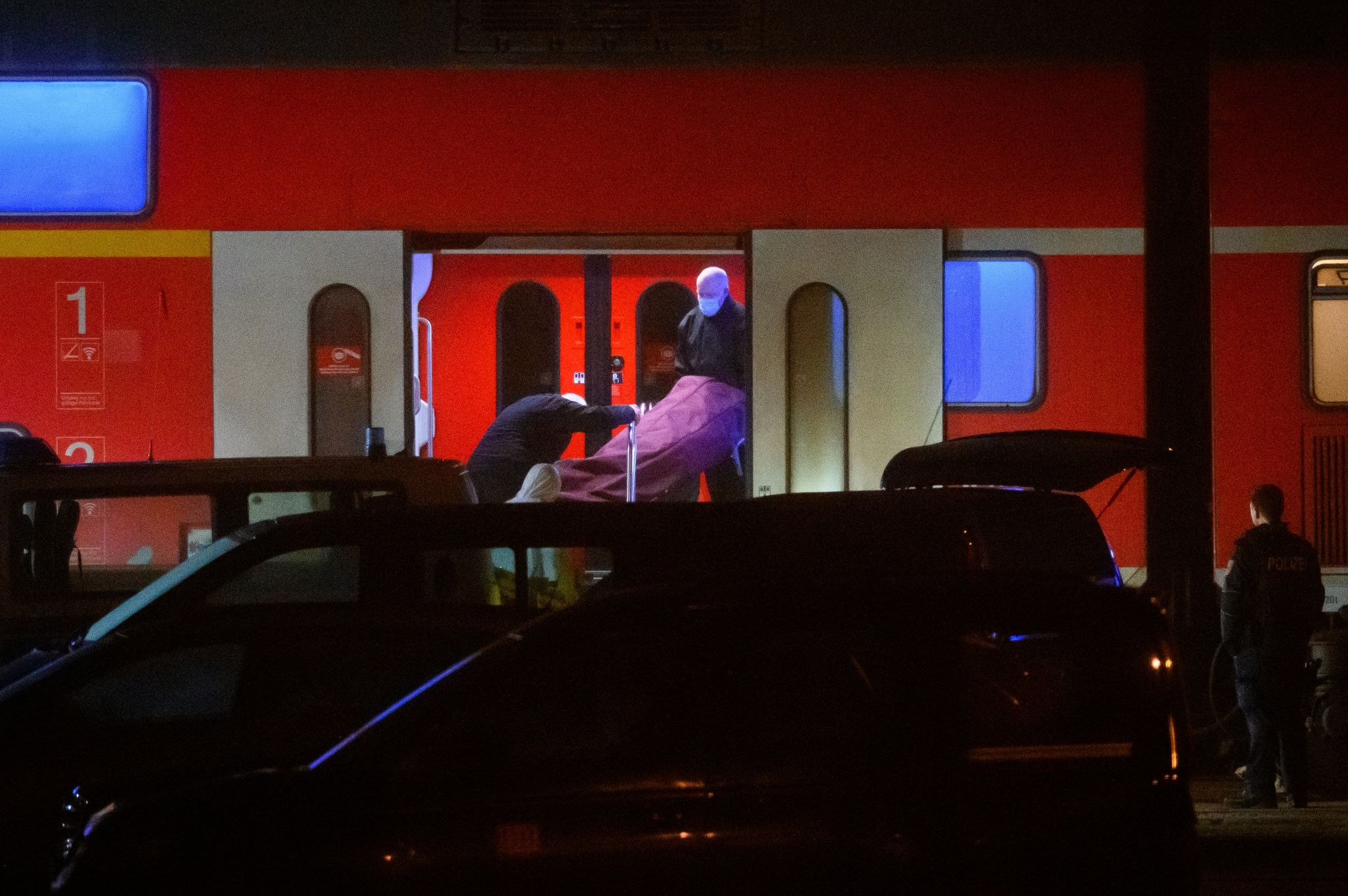 Messer-Angriff in Regionalbahn – Todesopfer sind 16 und 19 Jahre alt