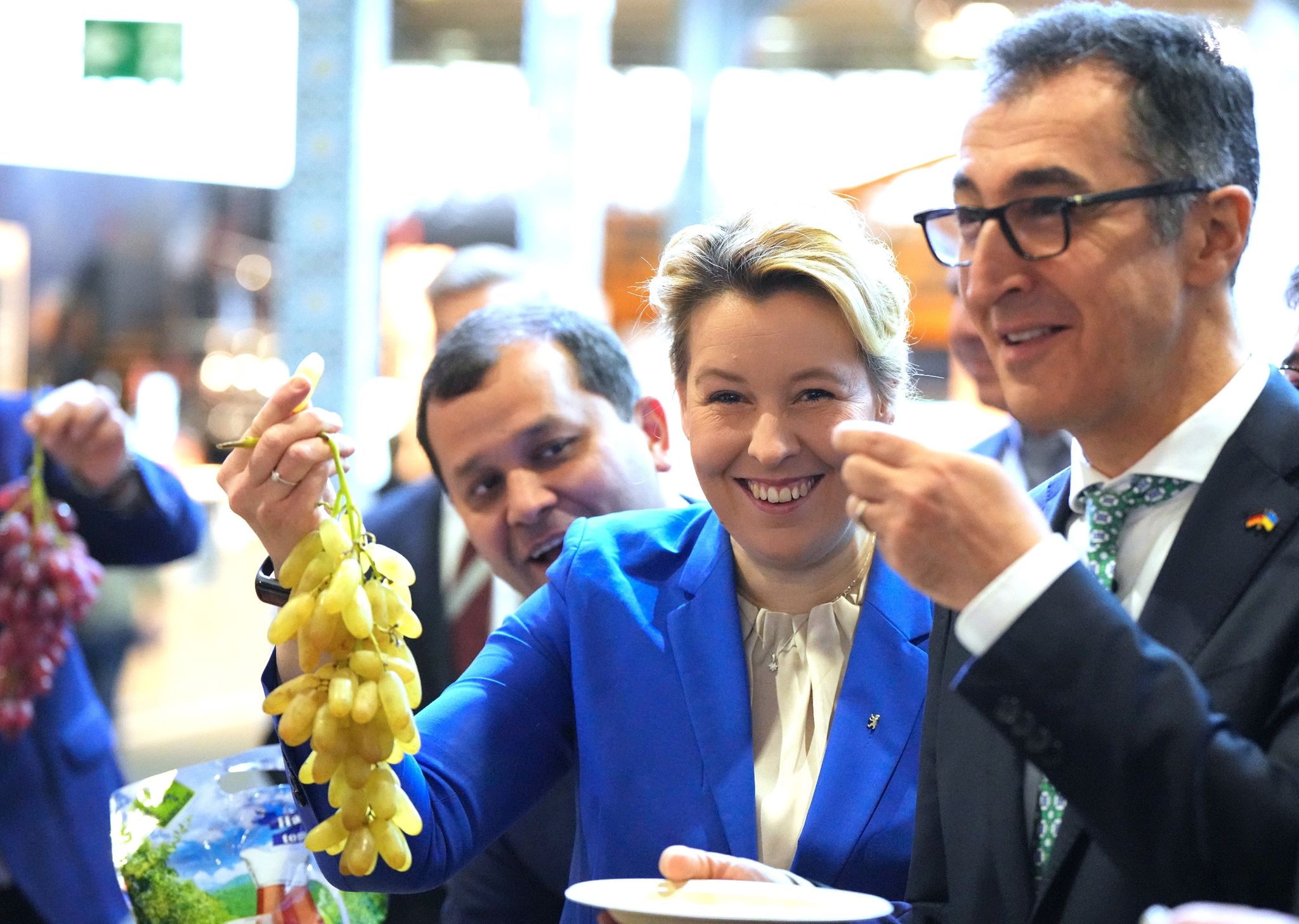 Cem Özdemir dankt Bauern für «gedeckten Tisch»