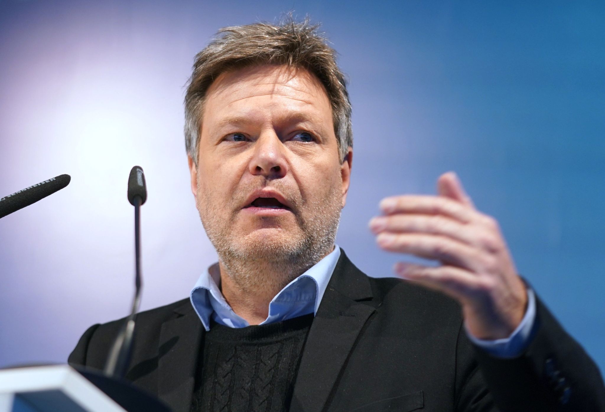 Leichtes Aufatmen – Habeck hebt Konjunkturprognose an