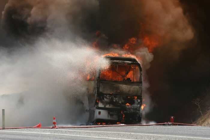 Bus brennt auf Autobahn A1 (Symbolbild)