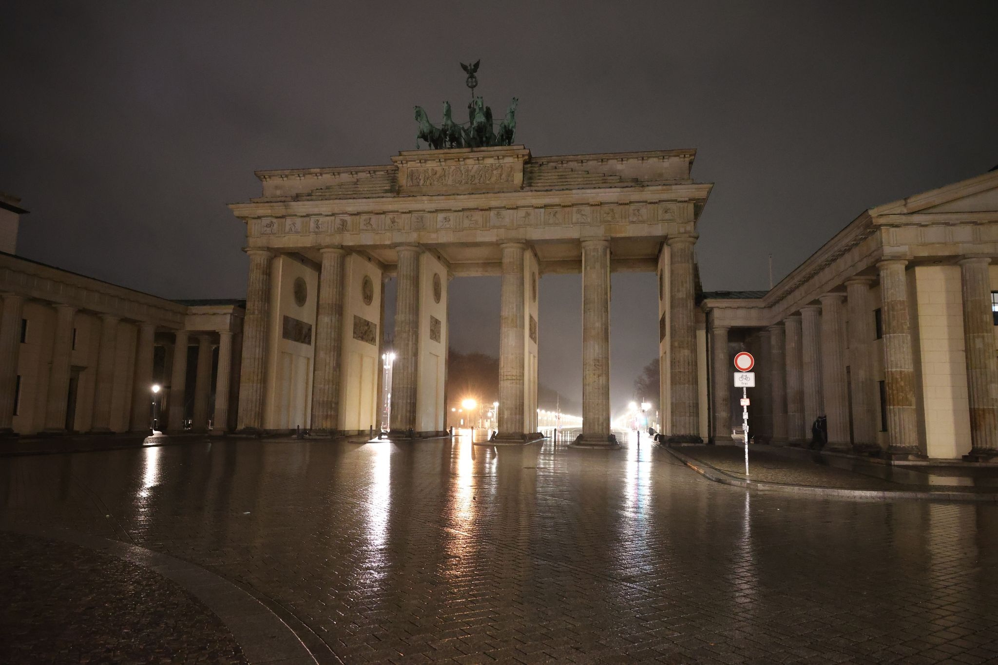 Auto kracht in Brandenburger Tor – Toter Mann im Wagen