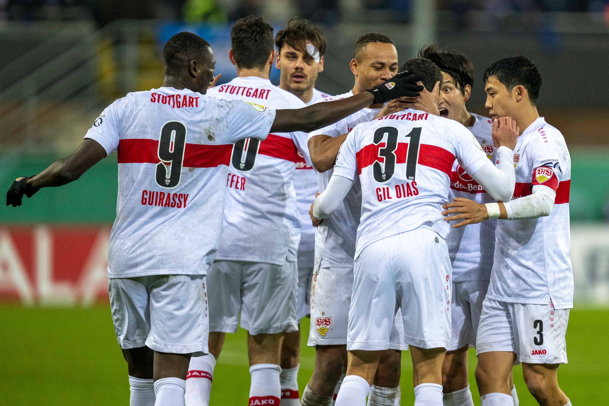 Stuttgart gewinnt trotz Slapstick-Eigentor aus 48 Metern