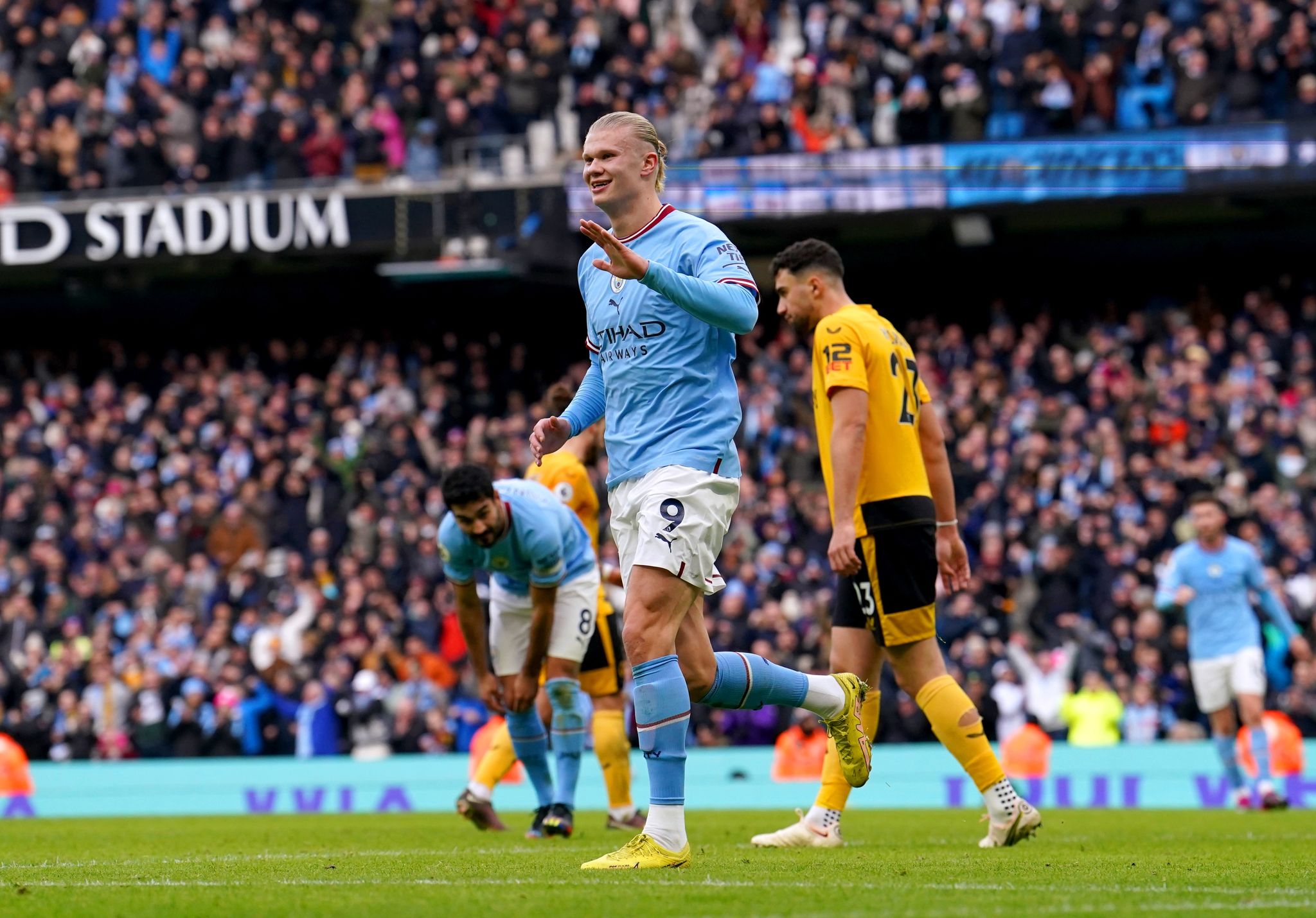 Haaland trifft dreimal für City – Arsenal schlägt Man United