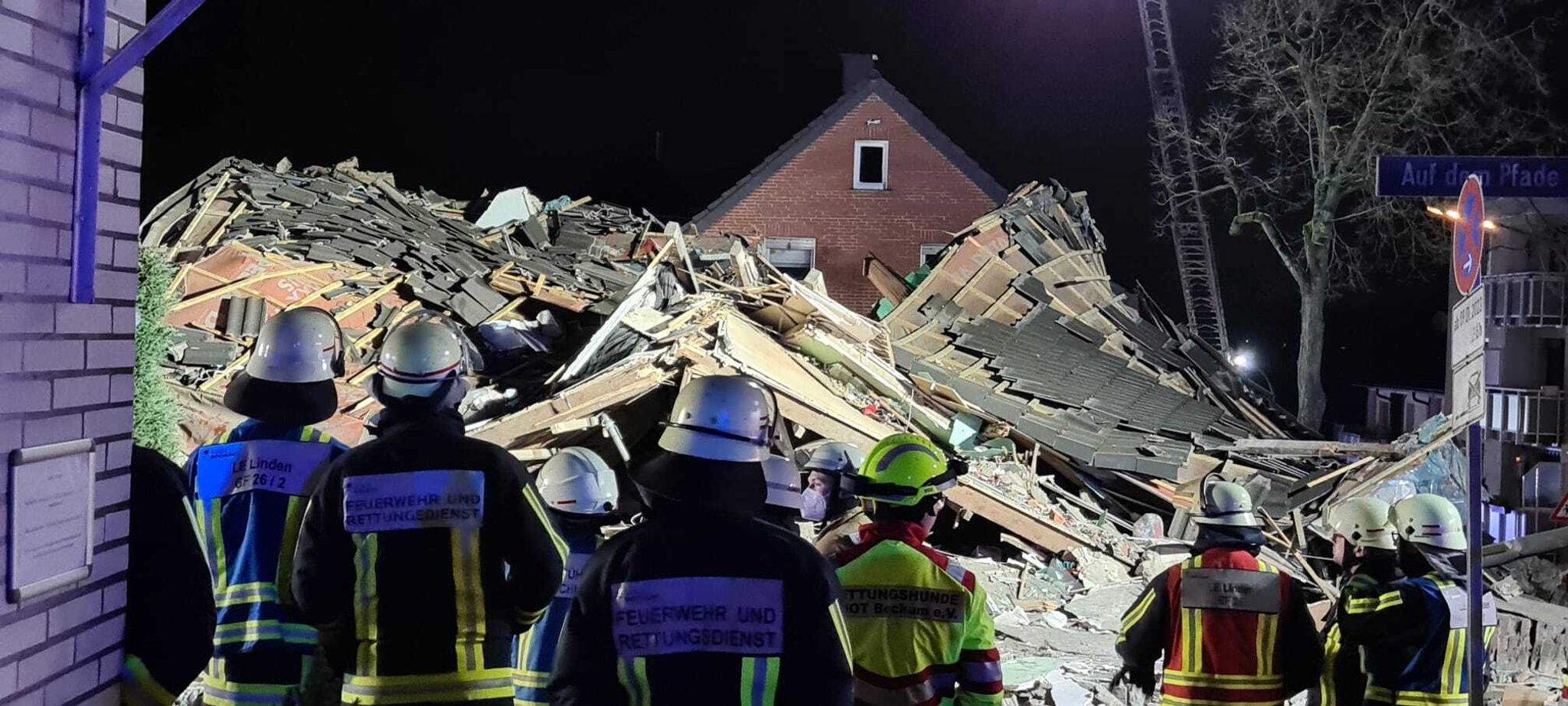 Explosion zerstört Mehrfamilienhaus – eine Tote