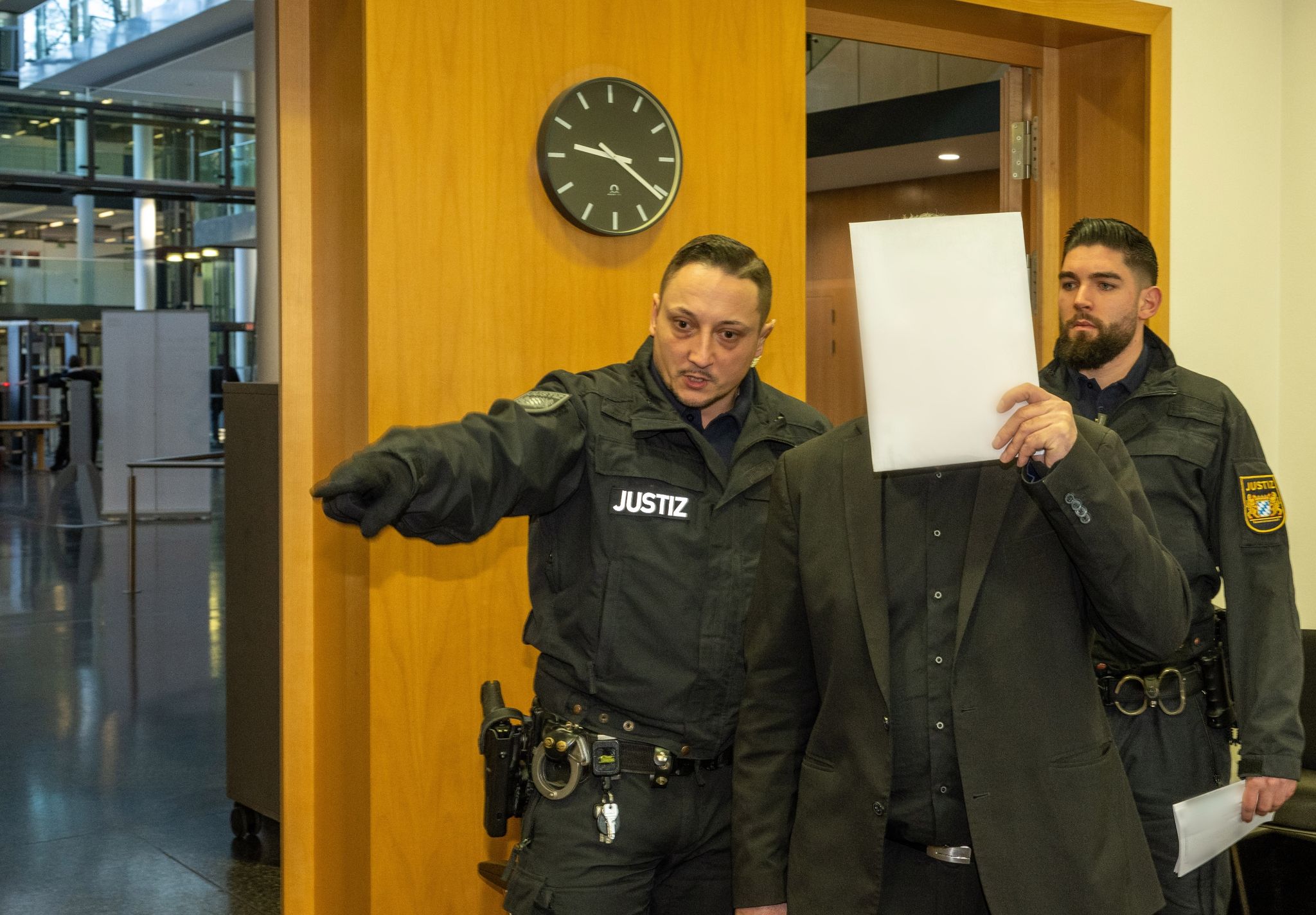 Ermordung von Tochter geplant – Vater und Bruder vor Gericht