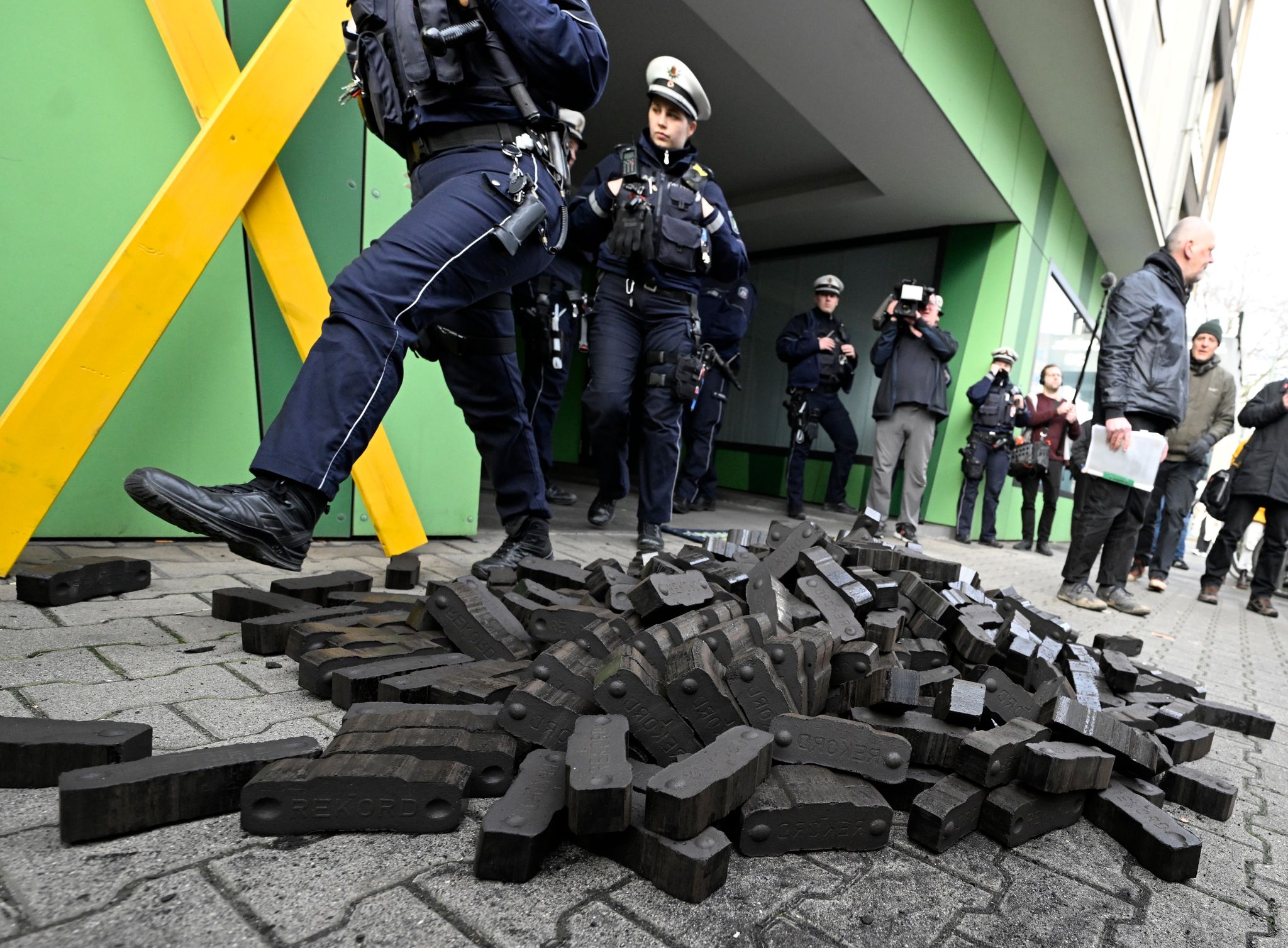 Klimaschützer kippen Braunkohle vor Grünen-Parteizentrale