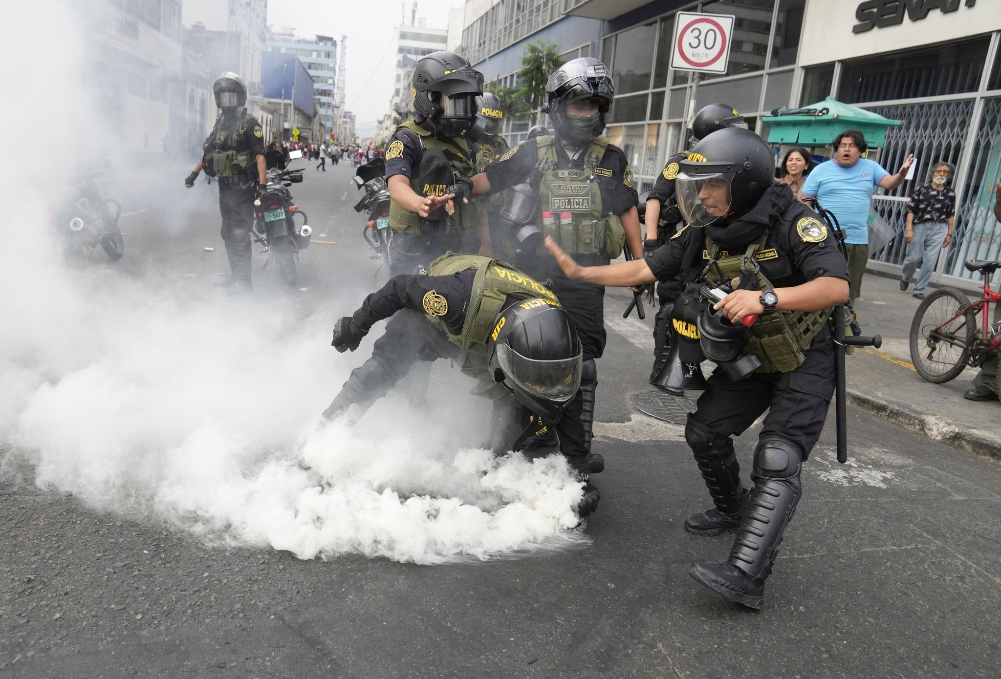 Polizei und Demonstranten: Brutale Zusammenstöße in Peru