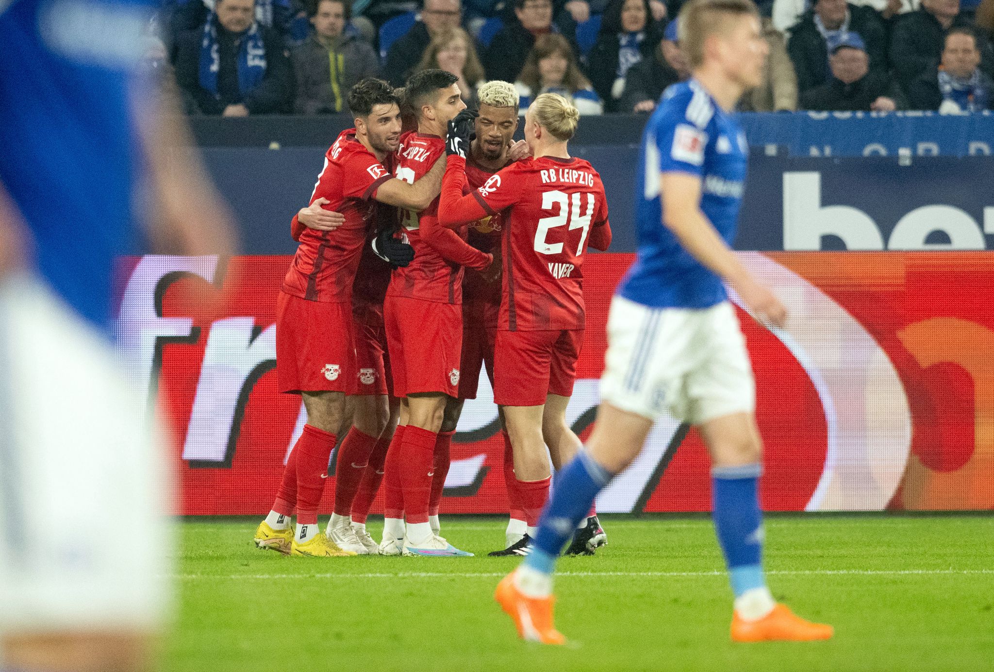 Leipzig siegt klar bei schwachen Schalkern