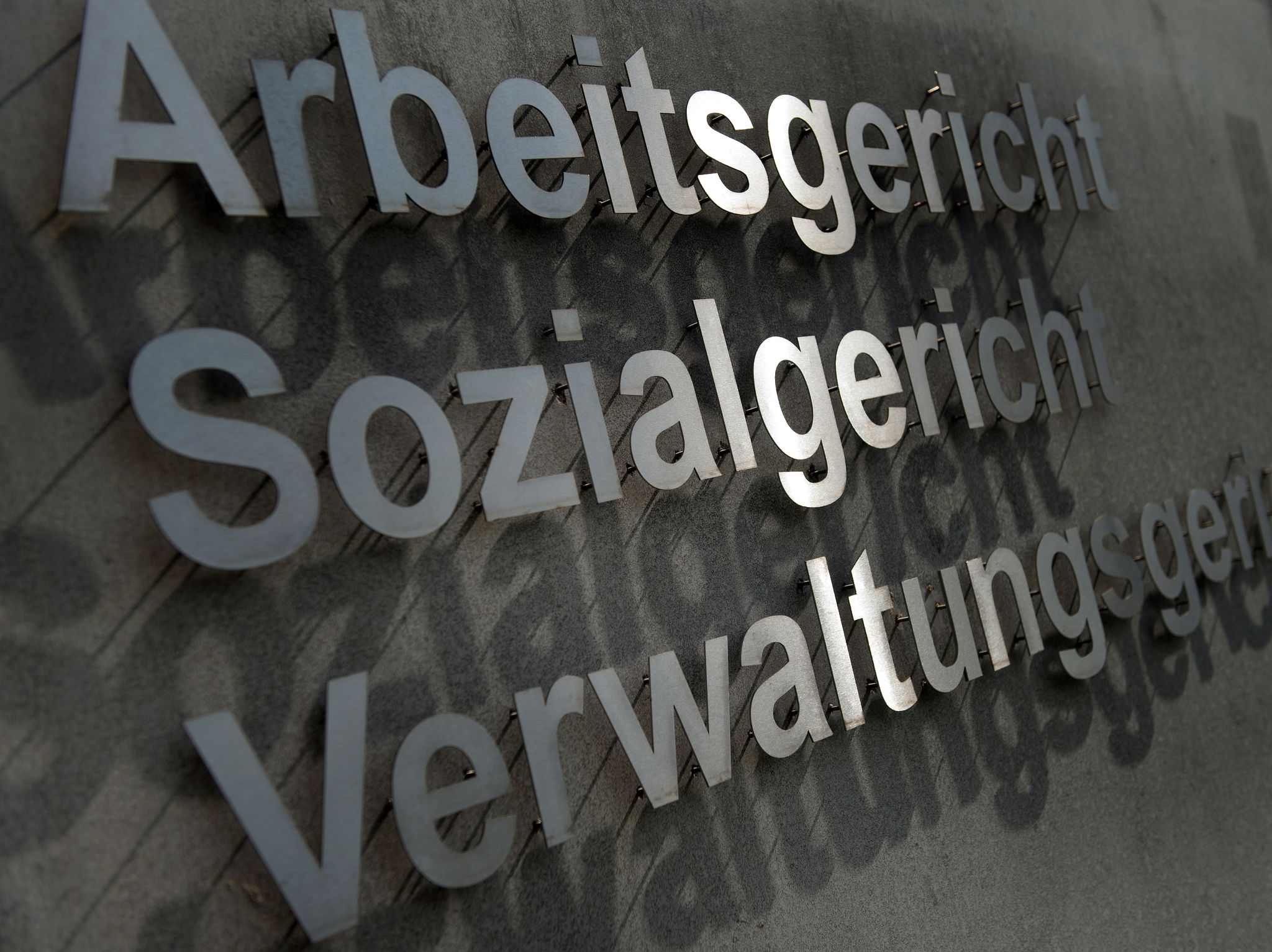 Gericht: Unbezahlte Freistellung Ungeimpfter rechtswidrig