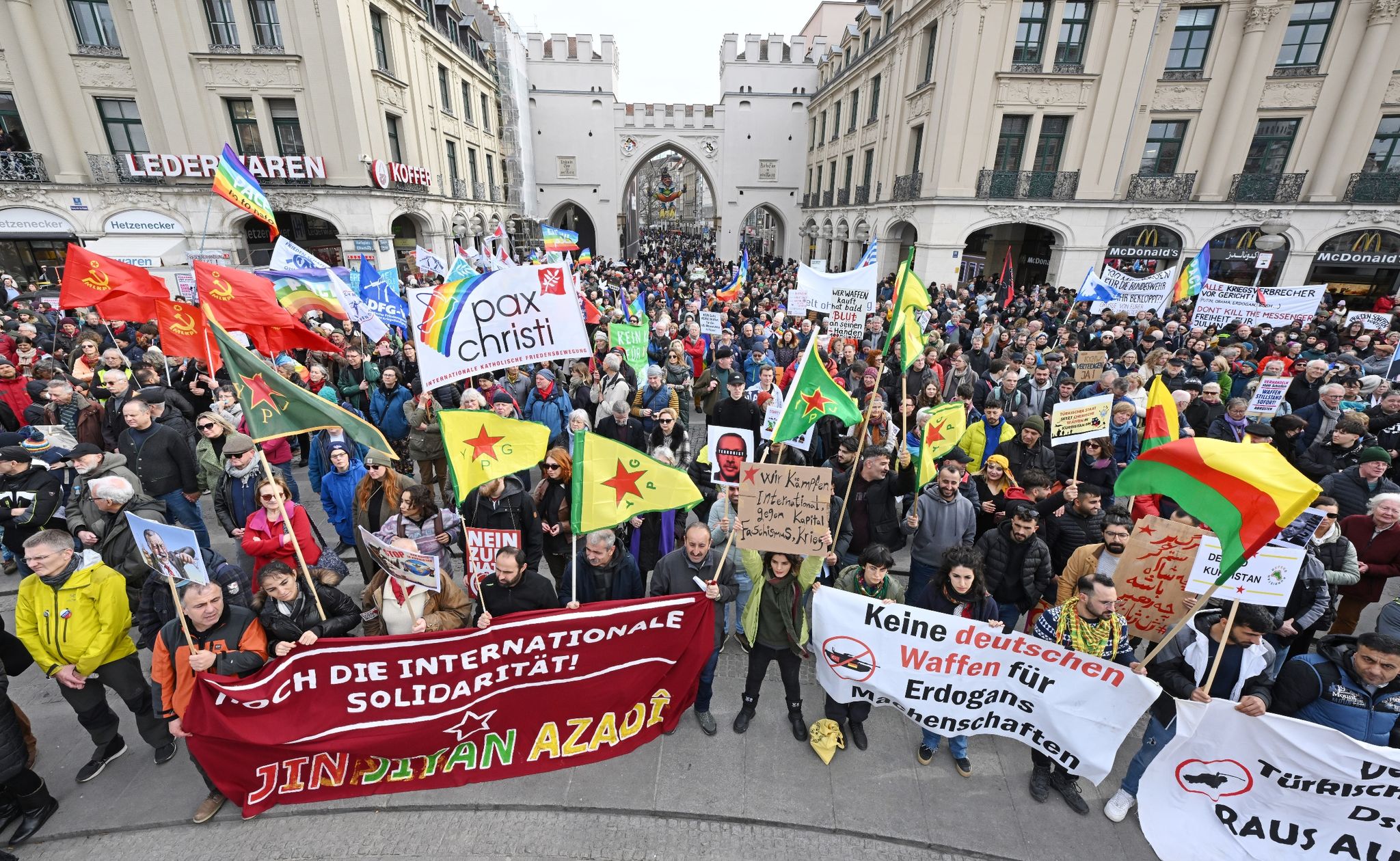 Mehrere Tausend Demonstranten während Sicherheitskonferenz