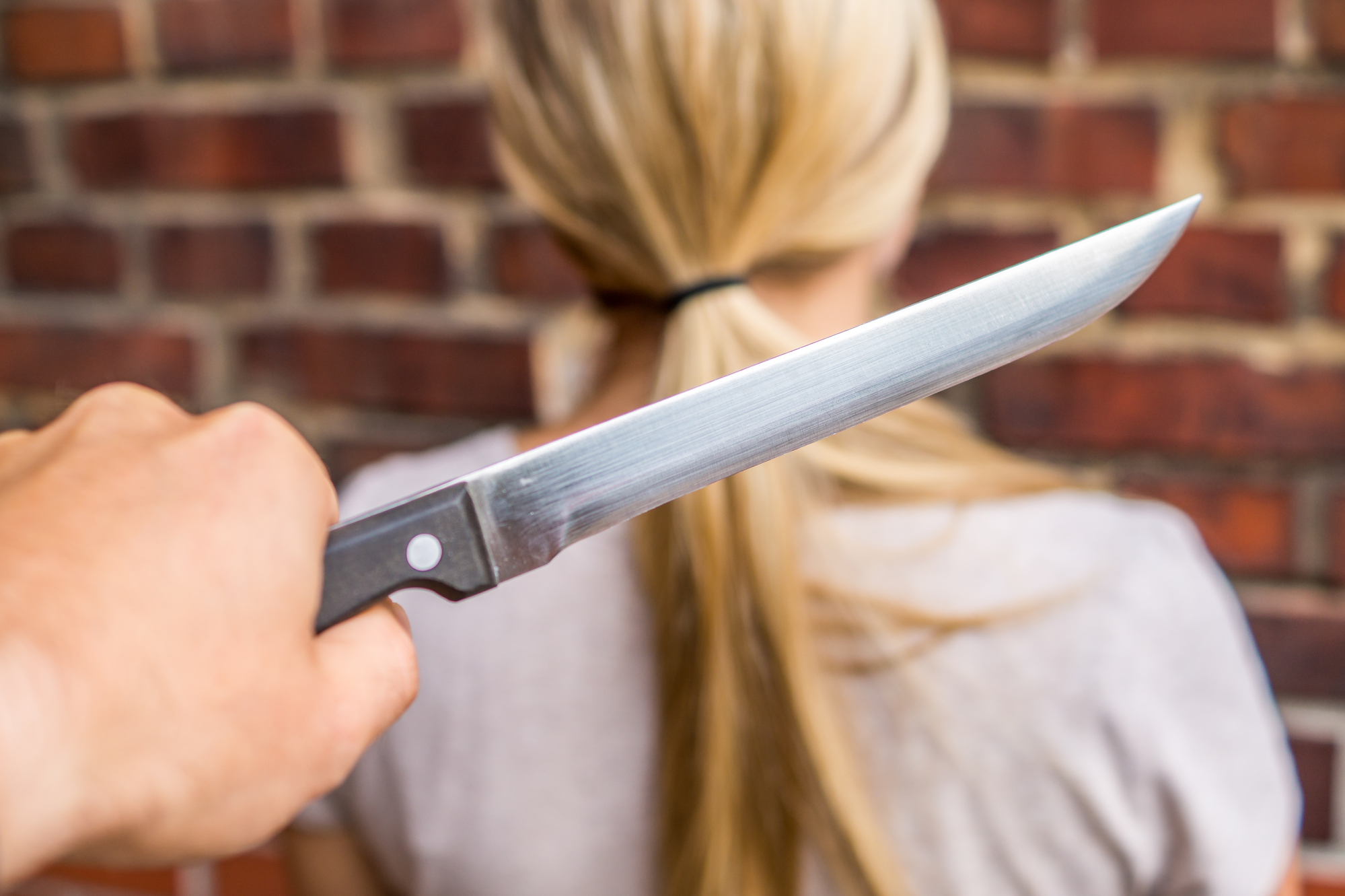 Unvorstellbar: Model (22) sticht auf Vater und Schwester ein – „Ich wollte beide TOT sehen!“