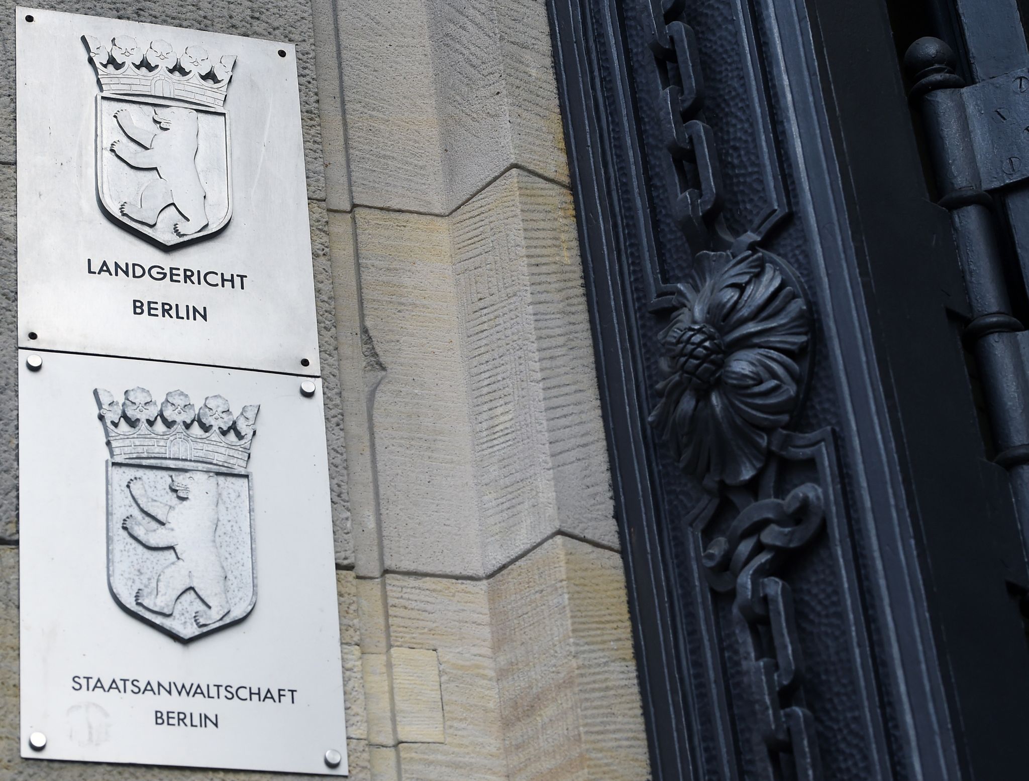 Mann soll als falsche Escort-Dame Kunden erpresst haben