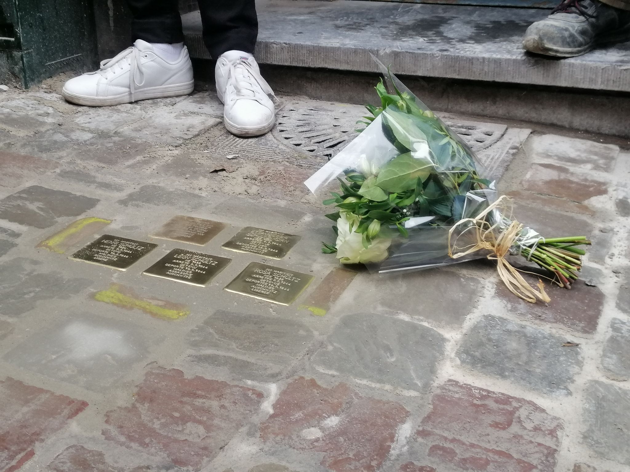 Junge Menschen beschäftigen sich aktiv mit NS-Geschichte