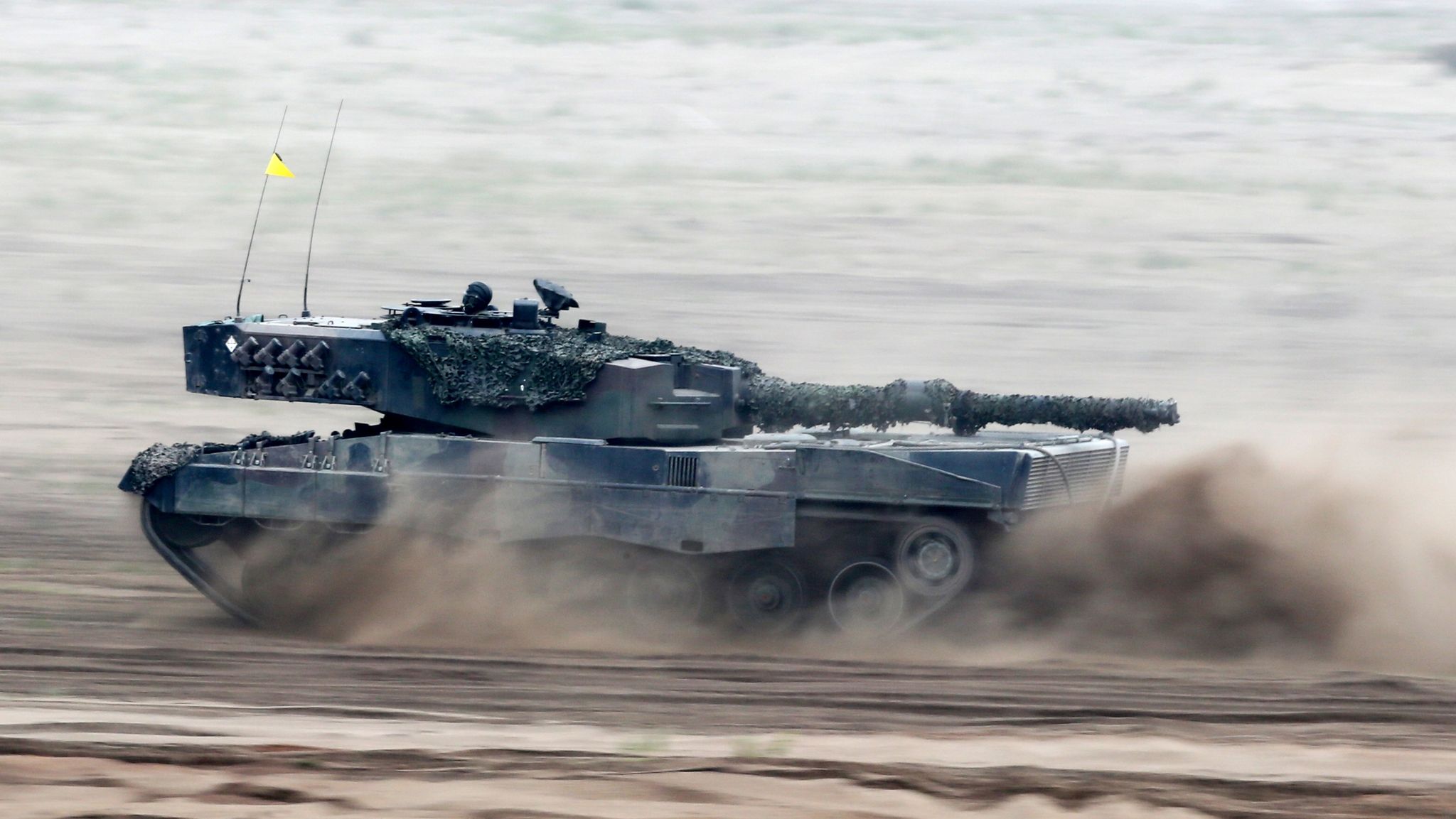 Faktencheck: Panzer-Video auf Berliner Werbetafel ist Fake