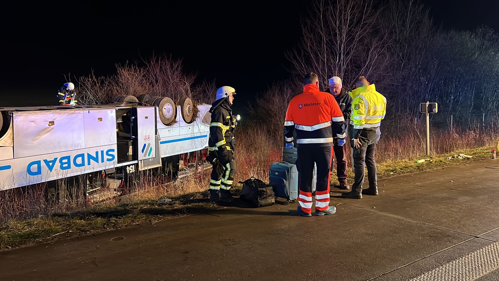 Reisebus Auf Der A2 Umgekippt 35 Menschen Verletzt Newsflash24