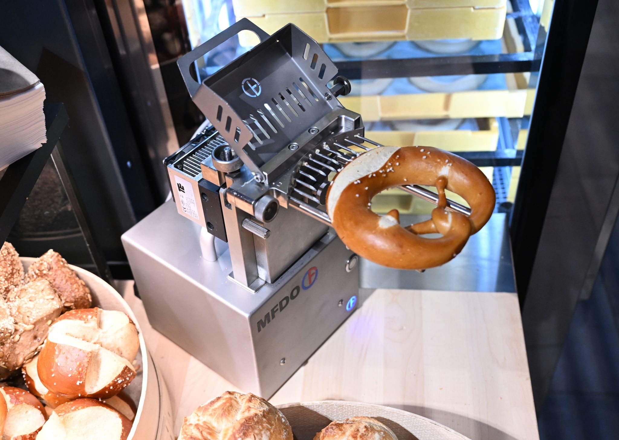 Tüftler wollen Butterbrezel mit Maschine revolutionieren
