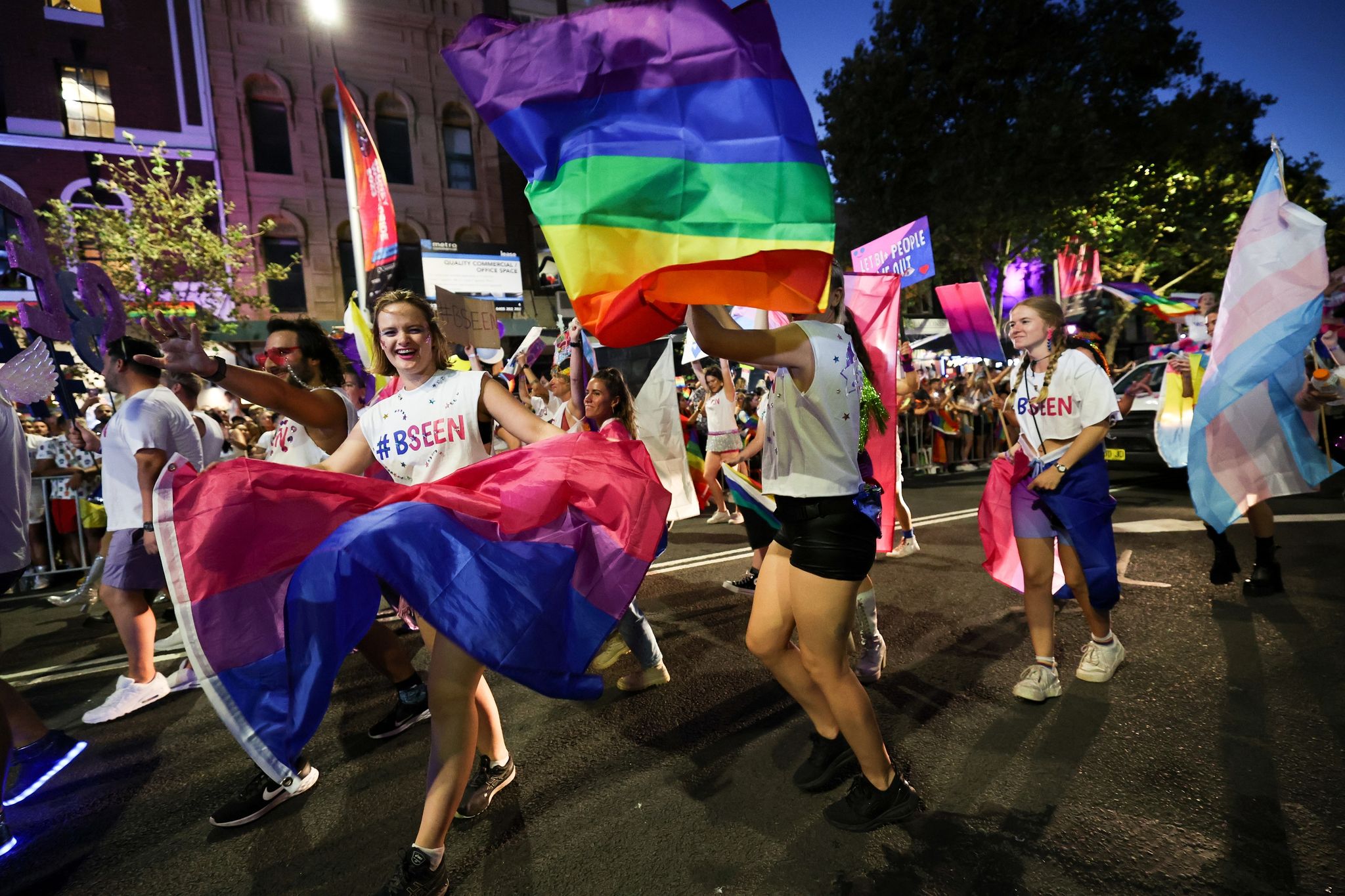 Ein Meer aus Glitzer: Sydney feiert 45. Mardi-Gras-Parade