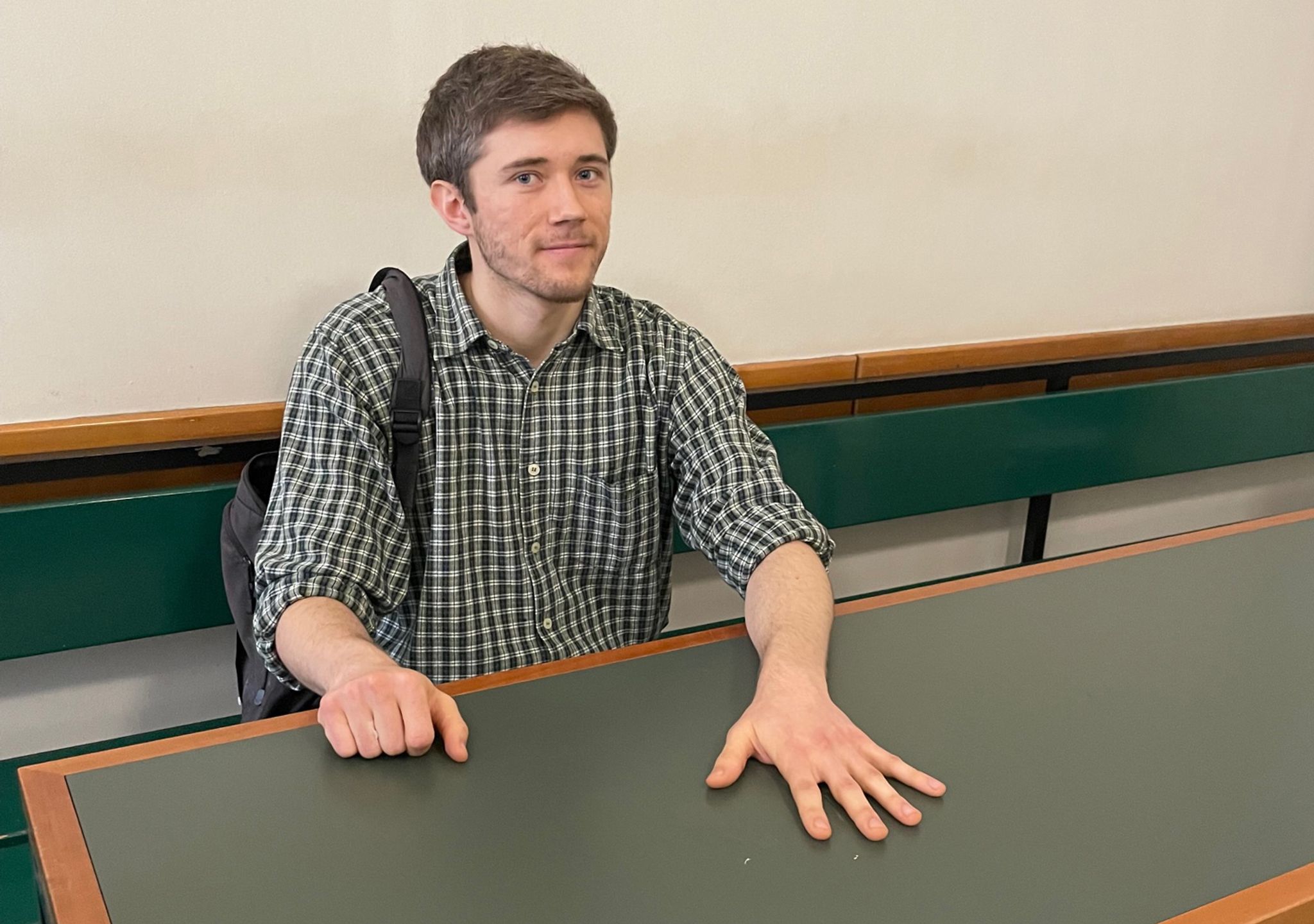 Festgeklebt: Klimaaktivist mit Tisch aus Gericht gebracht