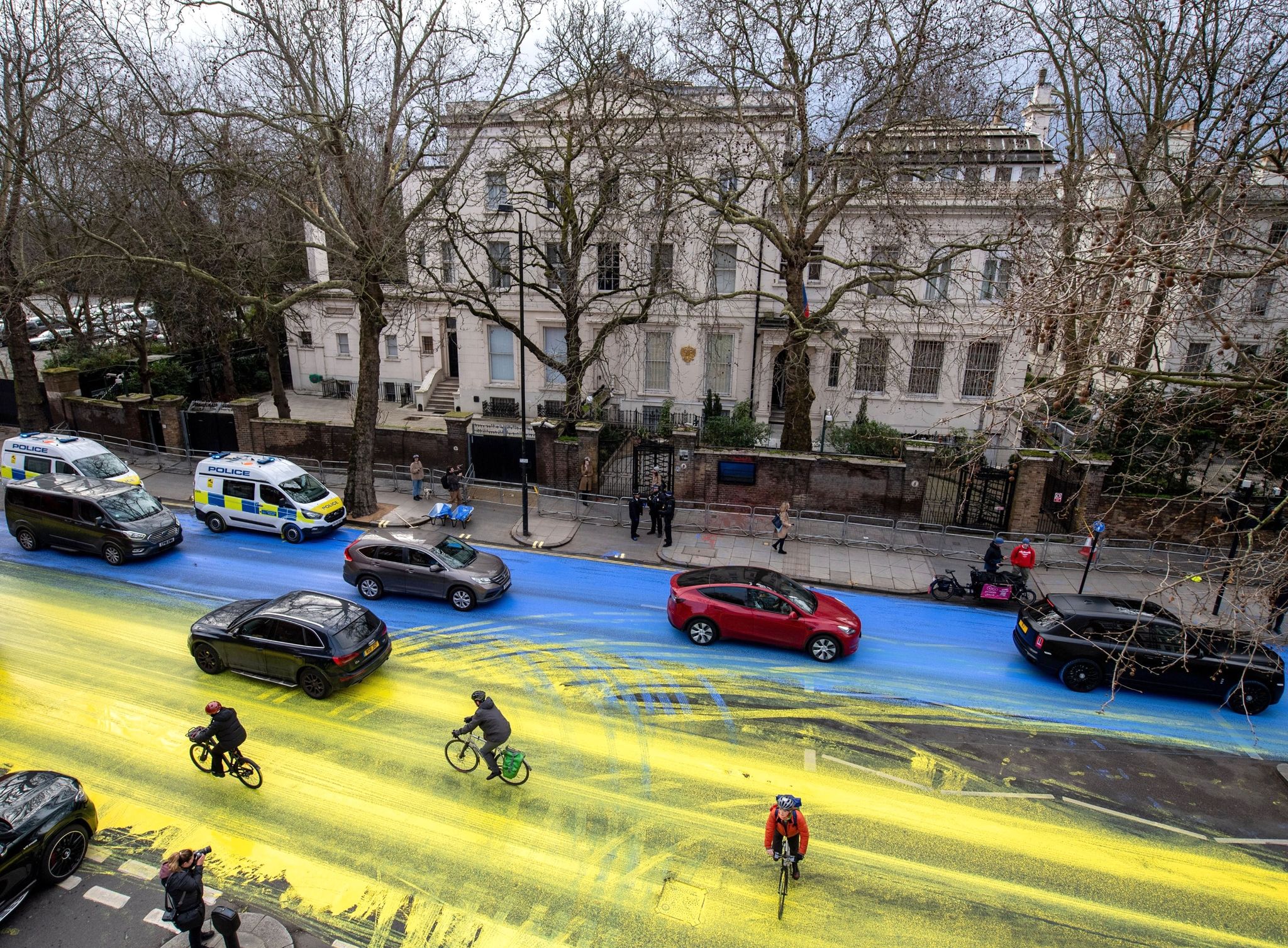 London: Straße vor russischer Botschaft in Ukraine-Farben